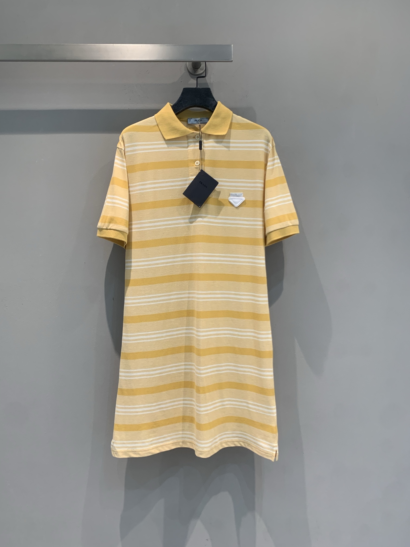 NO:805637,The new model is shipped. M original development Prad* spring and summer new yellow and white striped Polo dress, classic Polo collar + short sleeve design, simple, retro and fashionable!  Cream and white stripes, light and breathable, super comfortable to wear in spring and summer. The loose fit is super friendly to the figure, and it looks great when worn alone or layered, making it easy to create a variety of styles. It can be worn daily or on vacation, practical and versatile, and it is a must-have item in the spring and summer wardrobe!  Size SML,,prada,skirts,T-shirt,19860909新款出货啦M原版开发 Prad*春夏新款黄白条纹Polo连衣裙,经典Polo领+短袖设计,简约复古又时髦！奶黄白条纹,轻薄透气,春夏穿超舒服.宽松版型对身材超友好,单穿or叠穿都很出彩,轻松打造多种风格.日常、度假都能穿,实用又百搭,是春夏衣橱必备单品！码数SML,,prada,skirts,T-shirt,,Women's clothing