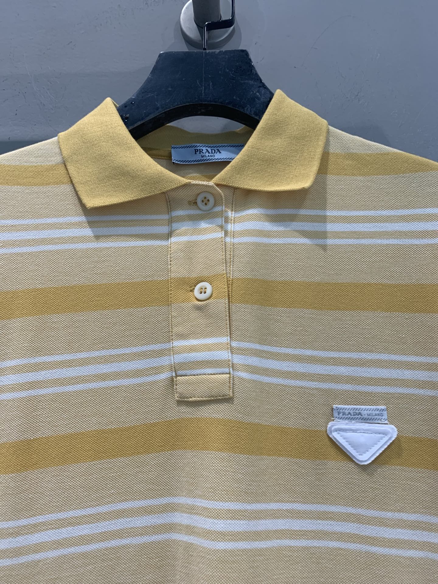 新款🆕 原版开发 Prad*春夏新款黄白条纹Polo连衣裙，经典Polo领+短袖设计，简约复古又时髦！奶