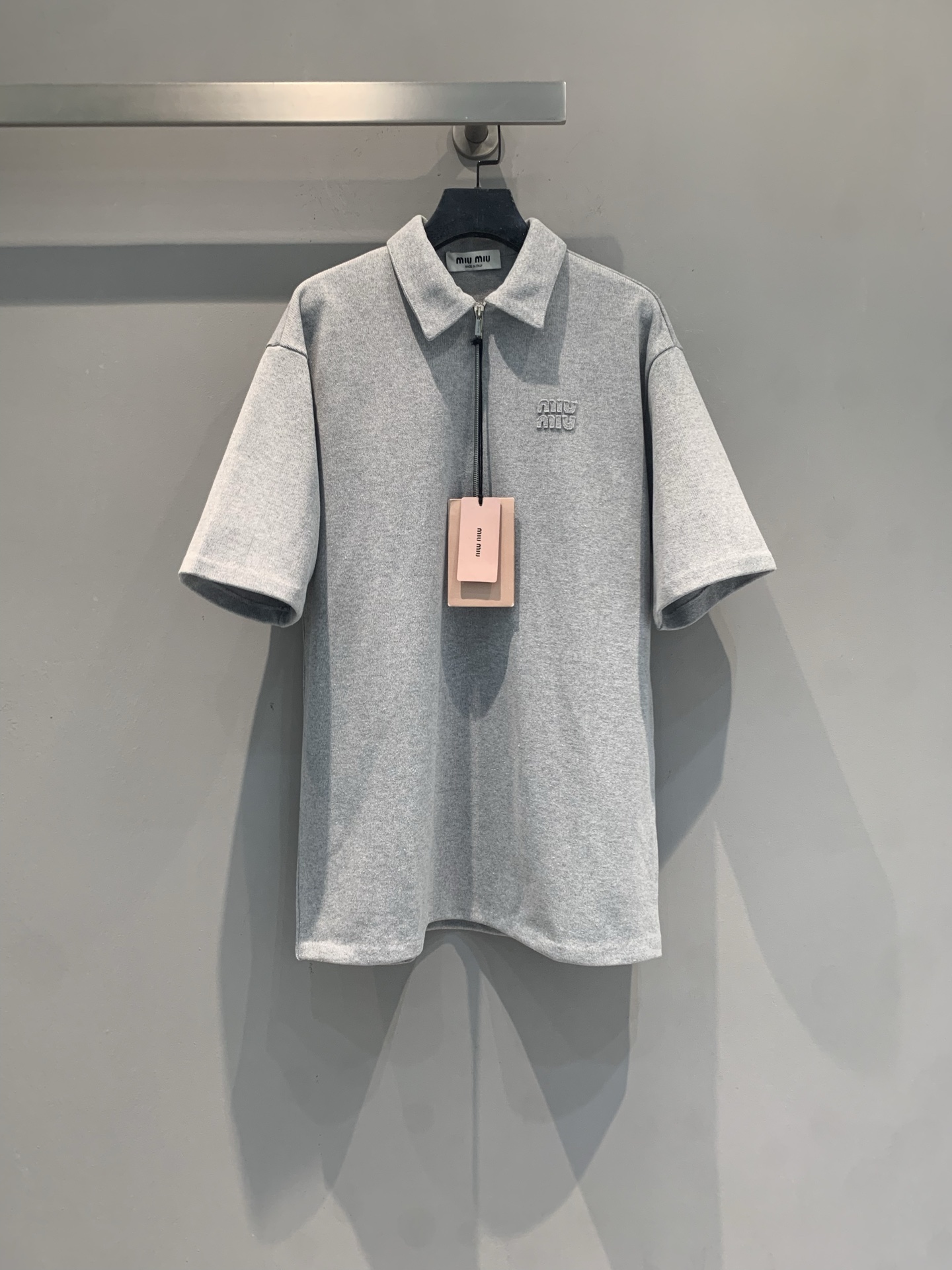 NO:805643,The new model is on the way. The original developed Miumi* spring and summer series gray half-zip knitted Polo shirt, classic lapel + half-zip design, retro and modern. Soft skin-friendly fabric, perfect drape, super comfortable to wear ~ three-dimensional embossed logo on the left chest low-key to highlight the brand identity, loose shoulder cut, easily create a fashionable and relaxed feeling. It can be easily used for commuting and daily life, it is a versatile and practical must-have item!  Code number SML,,miumiu,19860909新款出货啦M 原版开发 Miumi*春夏系列灰色半拉链针织Polo衫,经典翻领+半拉链设计,复古又现代.柔软亲肤面料,垂坠感满分,穿着超舒适～左胸立体压纹Logo低调彰显品牌身份,宽松落肩剪裁,轻松打造时髦松弛感.通勤、日常都能轻松驾驭,是百搭实用的必备单品！码数SML,,miumiu,,Women's clothing