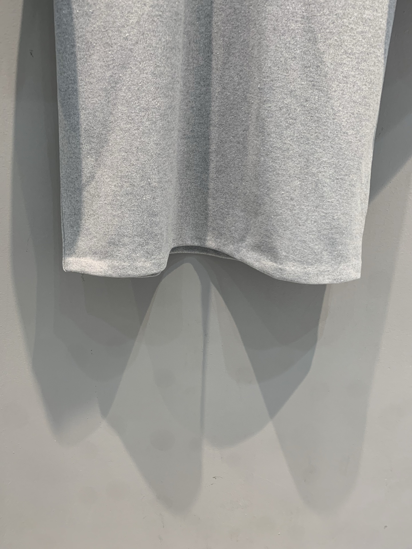 新款🆕 原版开发 Miumi*春夏系列灰色半拉链针织Polo衫，经典翻领+半拉链设计，复古又现代。柔软亲