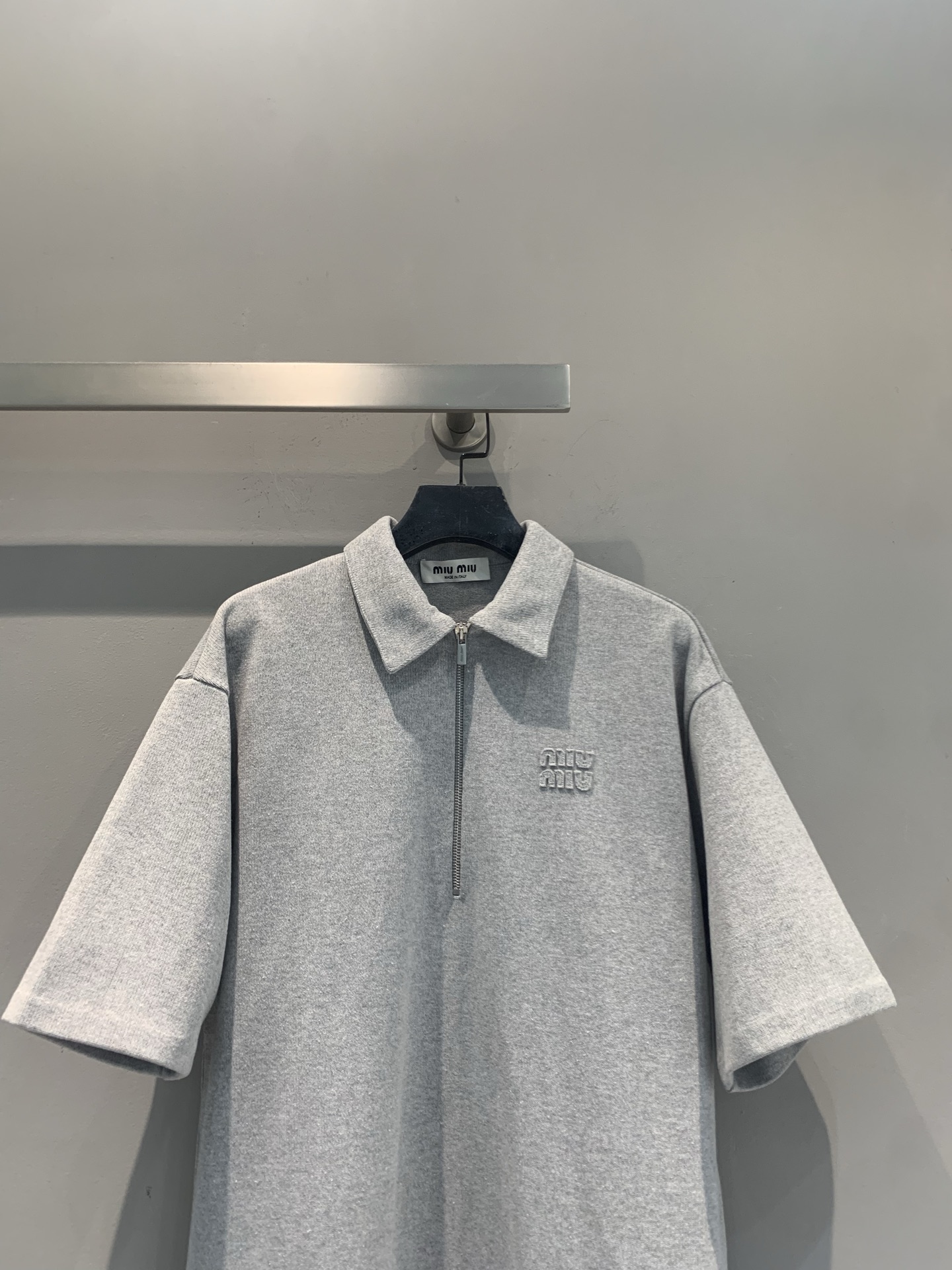 新款🆕 原版开发 Miumi*春夏系列灰色半拉链针织Polo衫，经典翻领+半拉链设计，复古又现代。柔软亲