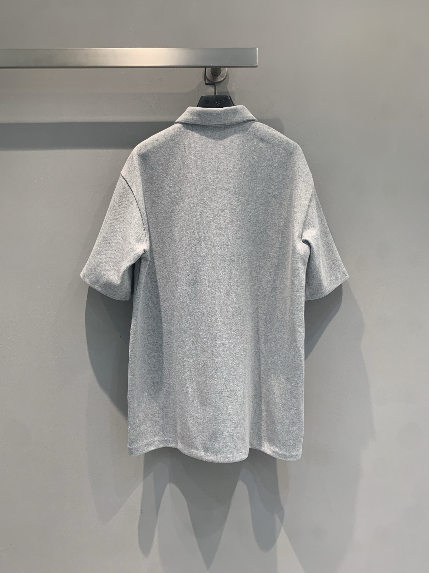 新款🆕 原版开发 Miumi*春夏系列灰色半拉链针织Polo衫，经典翻领+半拉链设计，复古又现代。柔软亲