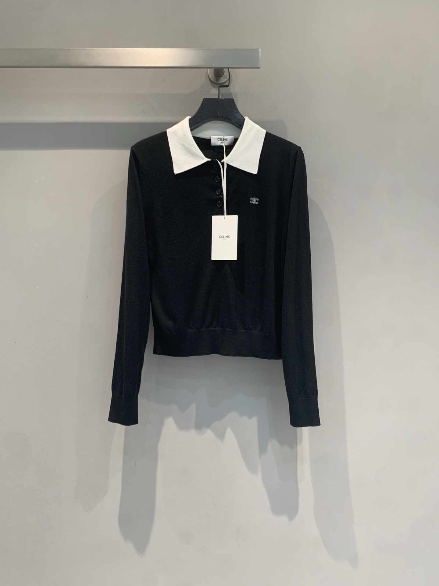 NO:805625,The new model is shipping. M, originally developed by Celin*, is a new college-style contrast collar Polo shirt for early spring. It is made of 70 wool, mulberry and silk blends, soft and skin-friendly, and super comfortable to wear!  Black and white contrasting lapel + double C embroidery, low-key and recognizable. Slim fit, suitable for wearing alone or layered, can be easily used for commuting, daily life, and early spring, perfect for simplicity and luxury!  Code number SML,,celine,19860909新款出货啦M 原版开发 Celin*早春新款学院风撞色领Polo衫,70羊毛桑蚕丝混纺,柔软亲肤,穿着超舒适！黑白撞色翻领+双C刺绣,低调又有辨识度.修身剪裁,单穿或内搭都很OK,通勤、日常、早春都能轻松驾驭,简约高级感满分！码数SML,,celine,,Women's clothing