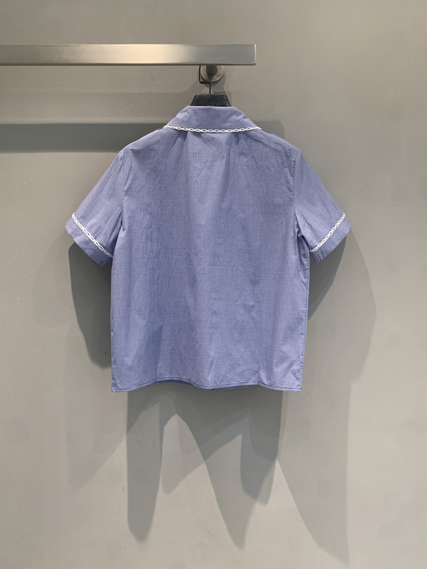 新款 原版开发 Miumi*春夏系列学院风格纹衬衫，棉质府绸材质，柔软舒适，夏天穿超清爽！娃娃领+白色刺
