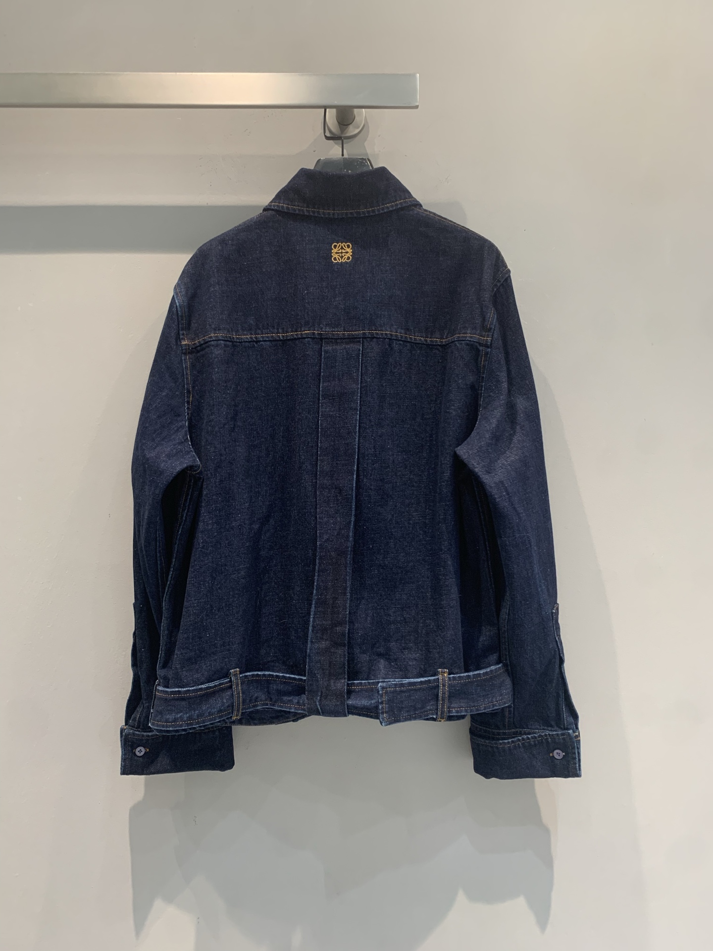 新款🆕 原版开发 Loew*早春新款时髦复古不对称牛仔衬衫，采用深蓝水洗棉，质地柔软透气，穿着超舒适！斜