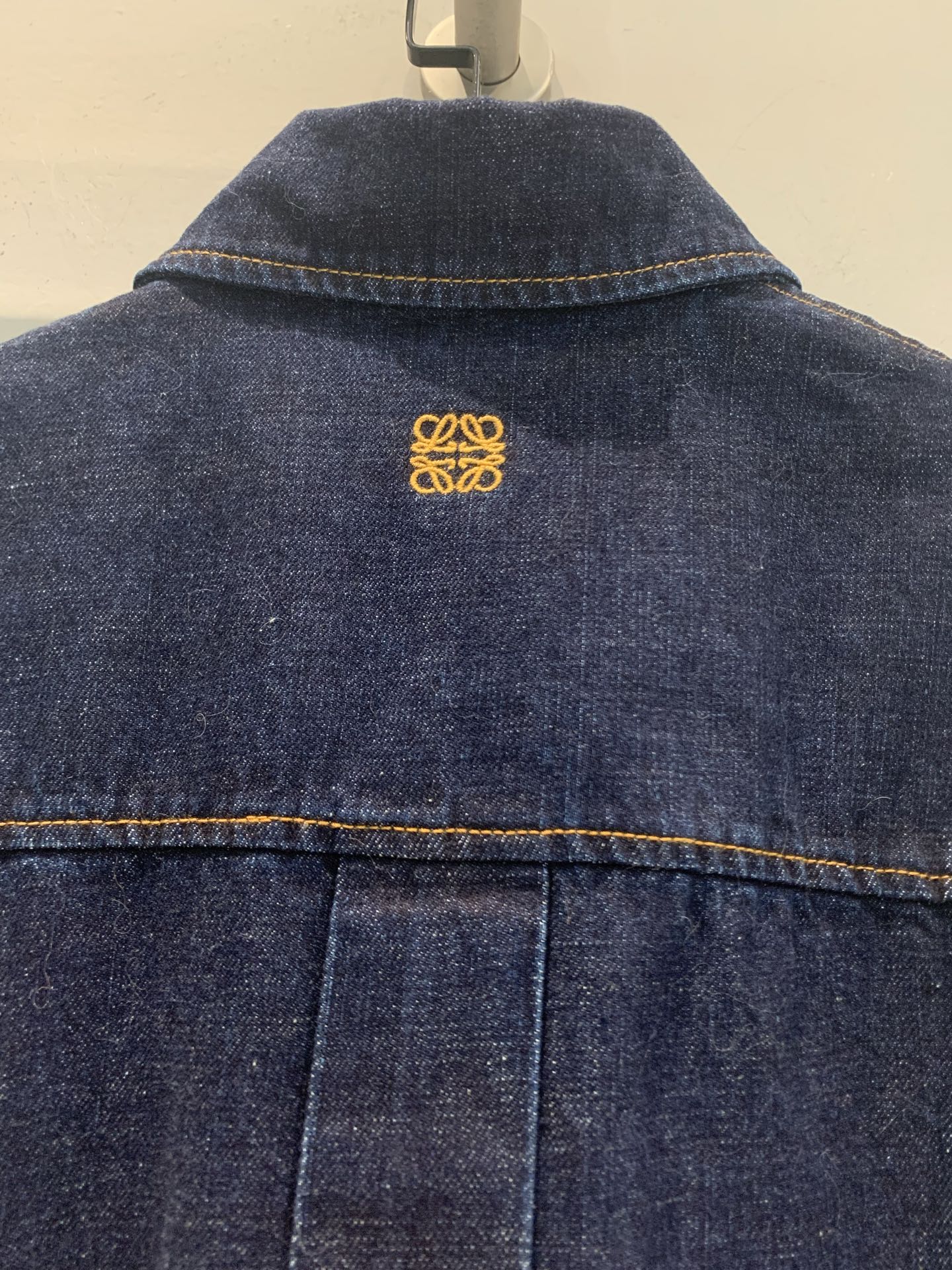 新款🆕 原版开发 Loew*早春新款时髦复古不对称牛仔衬衫，采用深蓝水洗棉，质地柔软透气，穿着超舒适！斜