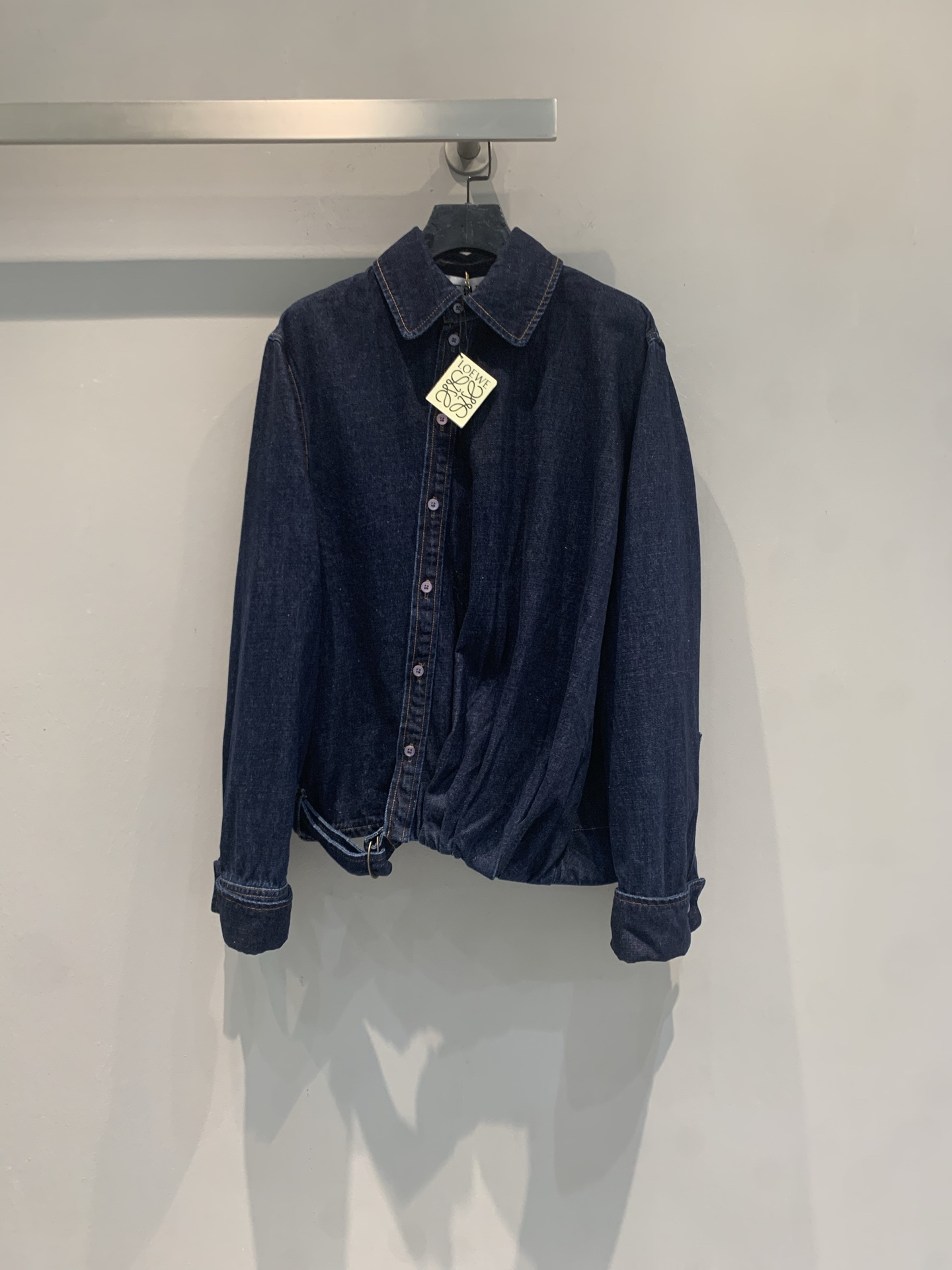 NO:805631,The new model is shipped. M original development Loew* early spring new fashionable retro asymmetrical denim shirt, made of dark blue washed cotton, soft and breathable, super comfortable to wear!  The diagonal placket + belt design, the draped details are very design-like, and the slightly dropped shoulder cut is loose and neat. It is great to wear alone or layered. It can be easily used for daily commuting and leisure. Pair it with jeans or casual pants, and it will look very fashionable!  Size SML,,loewe,jeans,shirts,19860909新款出货啦M原版开发 Loew*早春新款时髦复古不对称牛仔衬衫,采用深蓝水洗棉,质地柔软透气,穿着超舒适！斜门襟+腰带设计,垂褶细节超有设计感,微落肩剪裁,宽松又利落,单穿or叠搭都很出彩.日常通勤、休闲都能轻松驾驭,搭配牛仔裤或休闲裤,时髦感满分！码数SML,,loewe,jeans,shirts,,Women's clothing