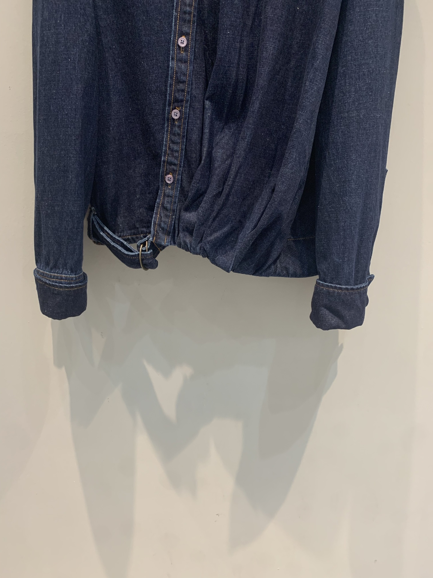 新款🆕 原版开发 Loew*早春新款时髦复古不对称牛仔衬衫，采用深蓝水洗棉，质地柔软透气，穿着超舒适！斜