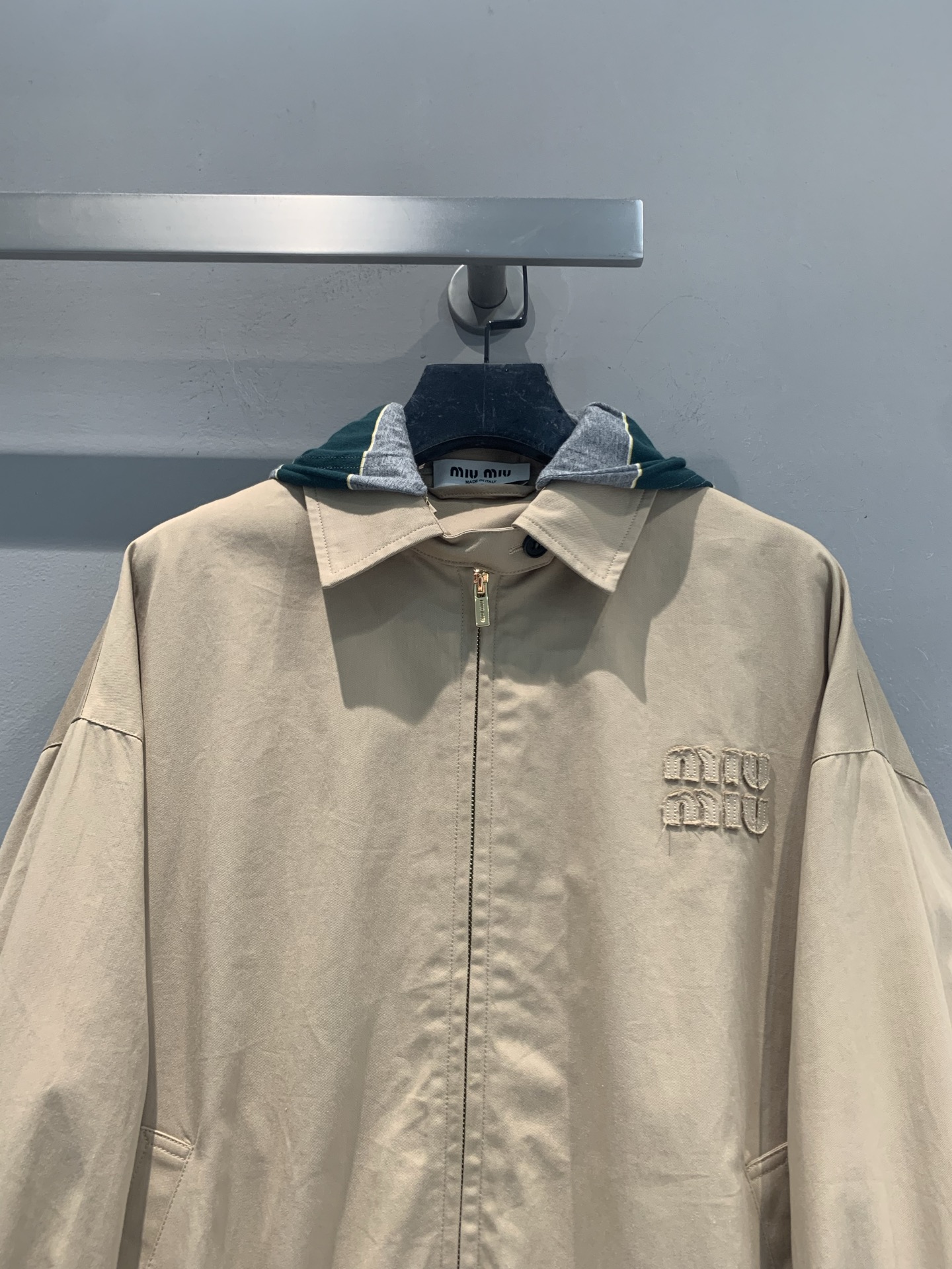 新款🆕 原版开发 Miumi*早春新款时髦复古卡其色连帽拼接夹克，采用轻质棉质面料，翻领+蓝色条纹连帽拼