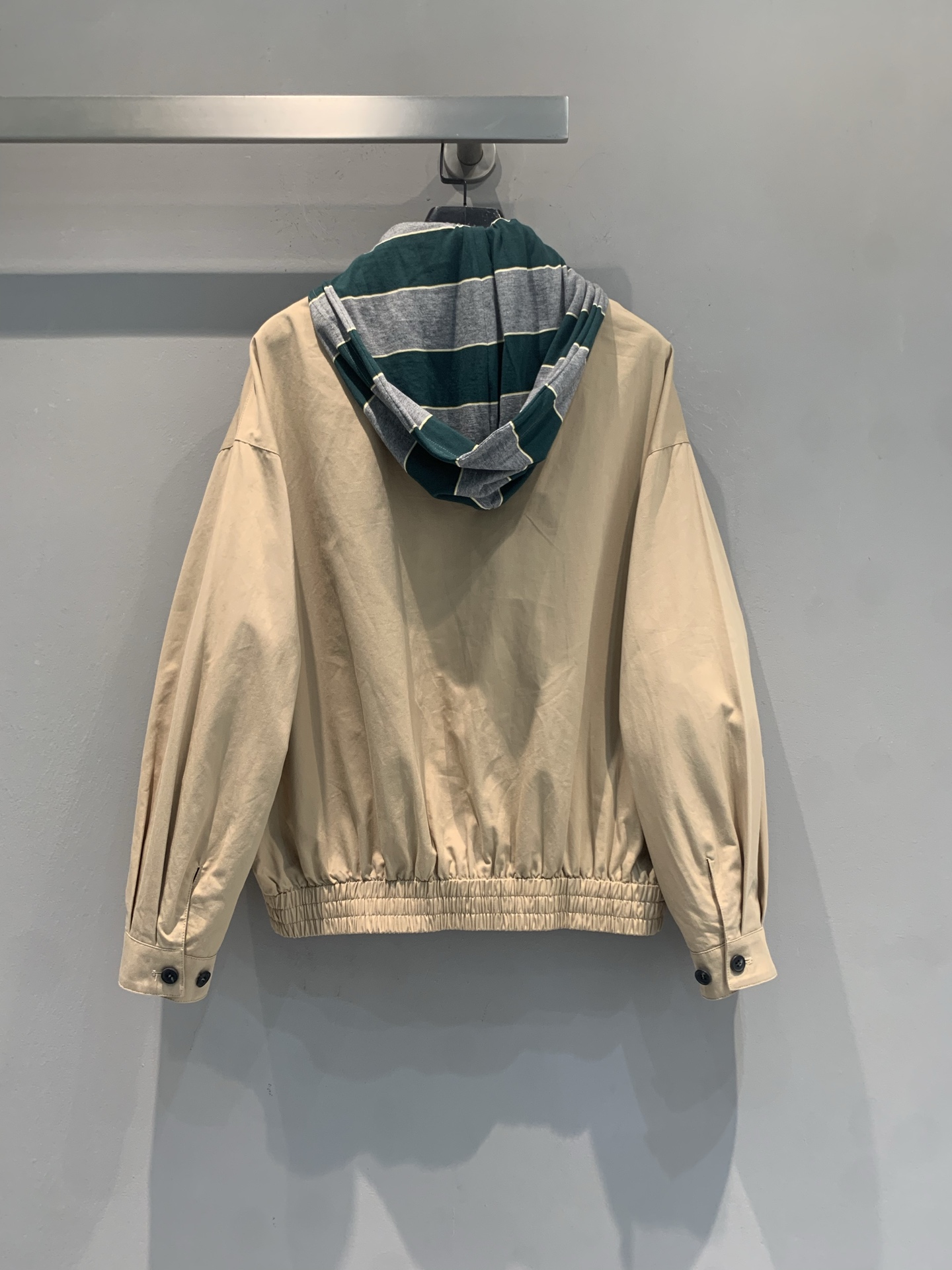 新款🆕 原版开发 Miumi*早春新款时髦复古卡其色连帽拼接夹克，采用轻质棉质面料，翻领+蓝色条纹连帽拼
