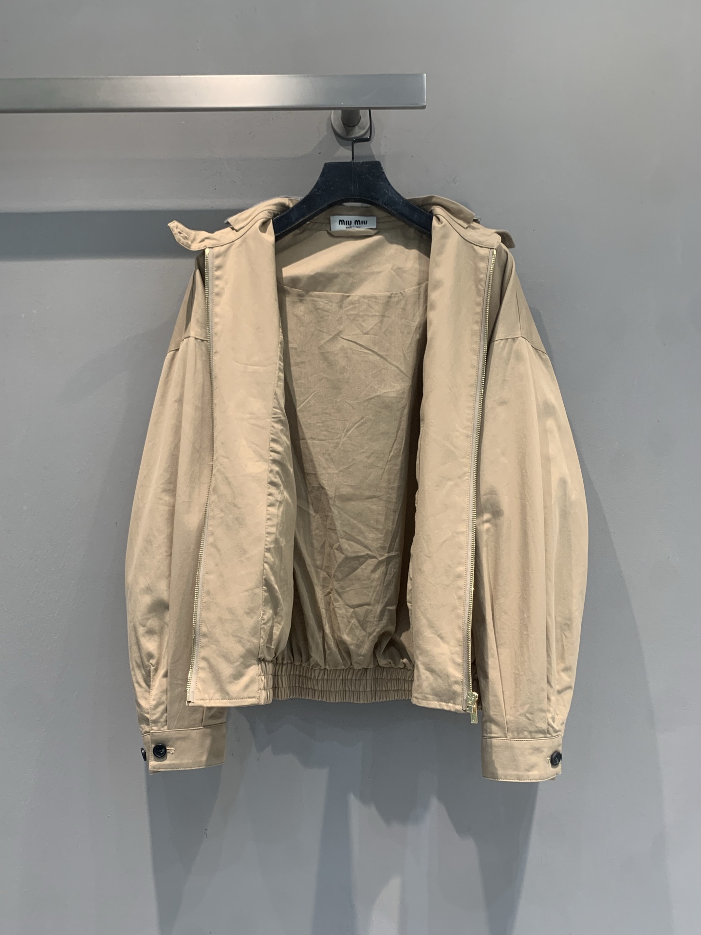 新款🆕 原版开发 Miumi*早春新款时髦复古卡其色连帽拼接夹克，采用轻质棉质面料，翻领+蓝色条纹连帽拼