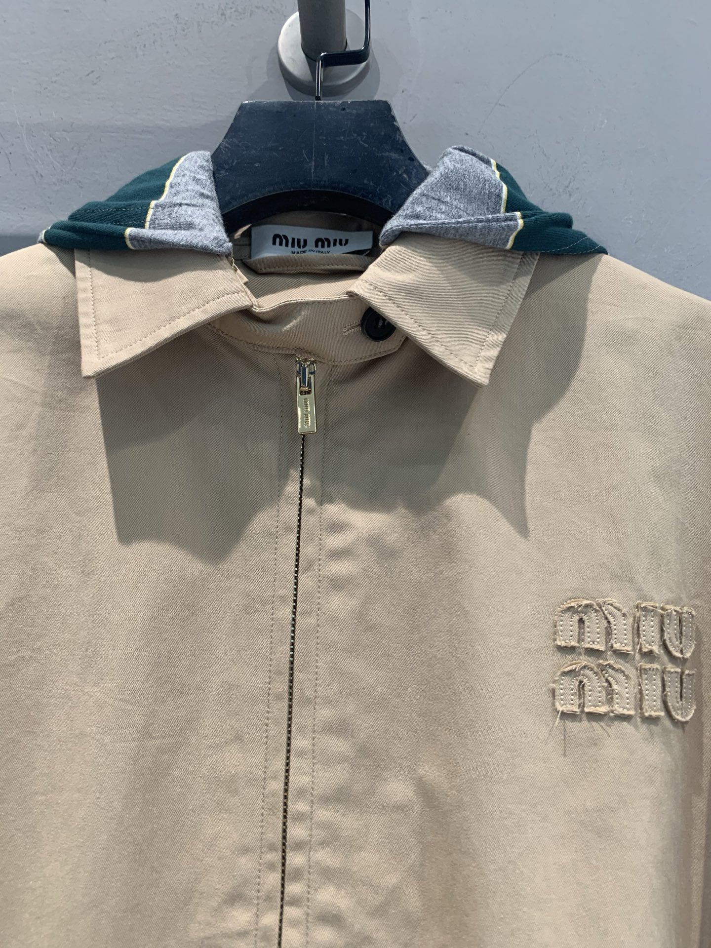 新款🆕 原版开发 Miumi*早春新款时髦复古卡其色连帽拼接夹克，采用轻质棉质面料，翻领+蓝色条纹连帽拼