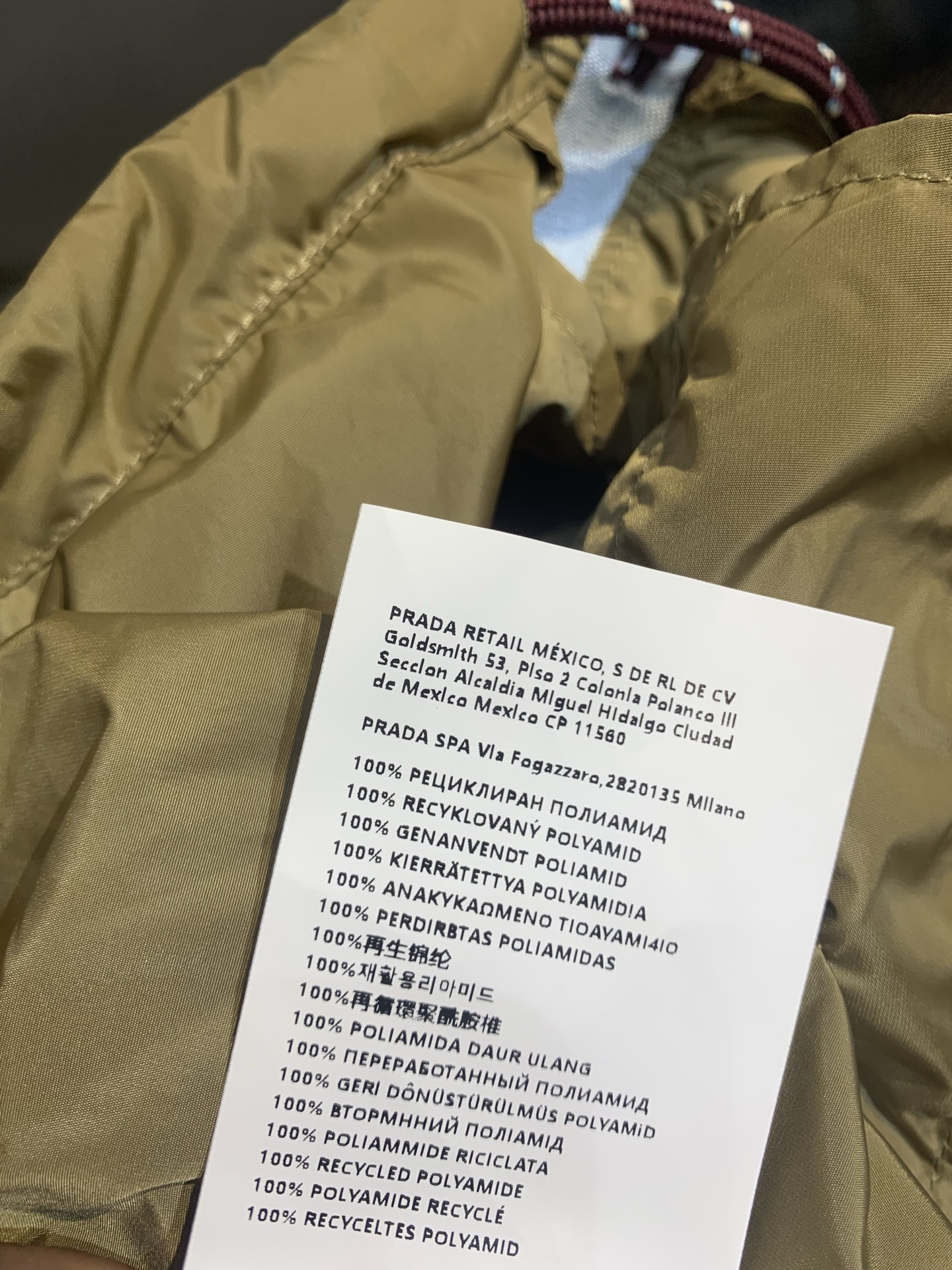 新款 原版开发 Prad*春夏系列卡其色连帽外套，轻薄尼龙材质，防风又透气，春夏穿超合适！简约设计+胸前