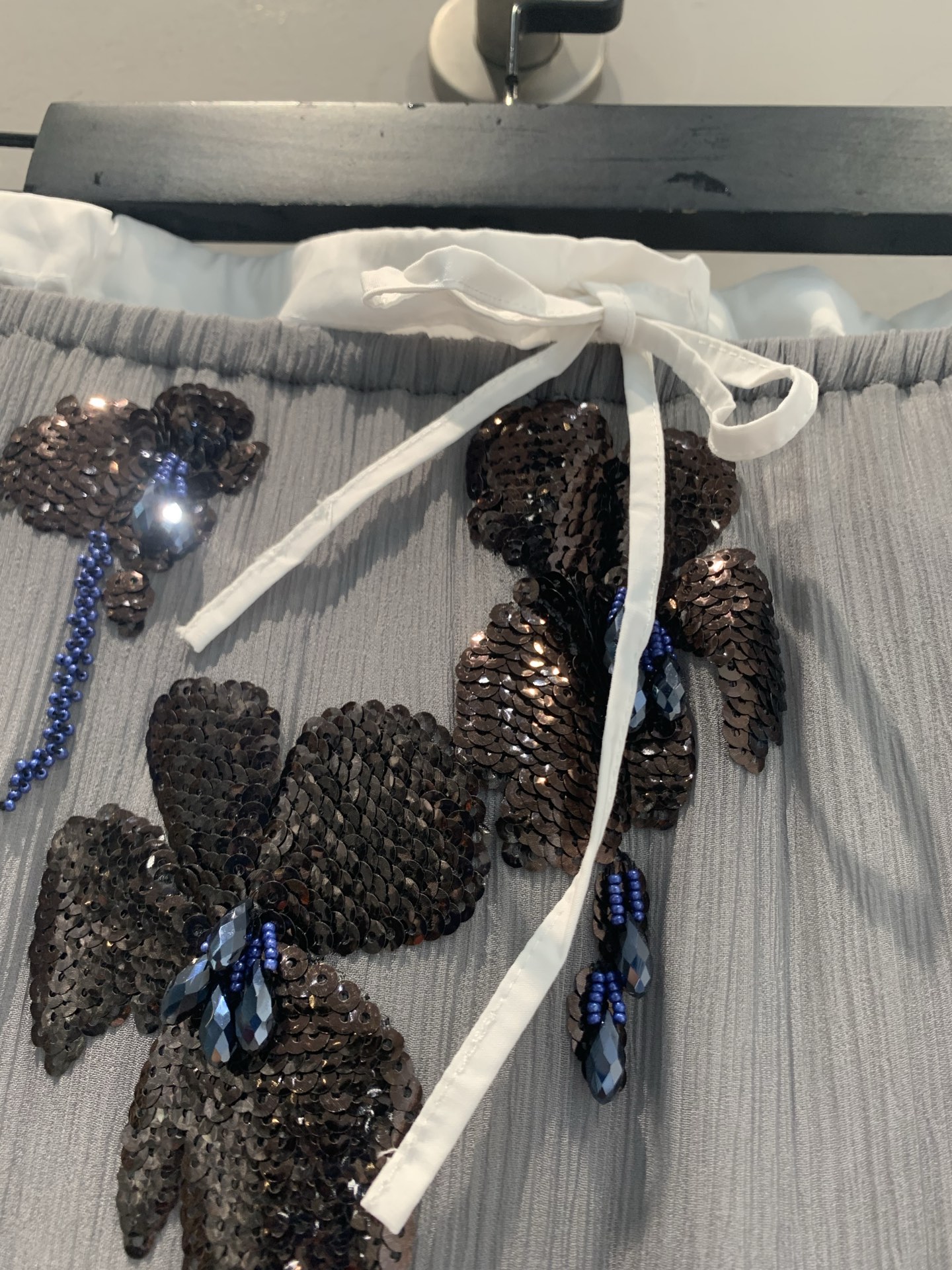 新款 原版开发 Prad*春夏系列重工刺绣半身裙，轻薄纱质面料，柔软垂坠，春夏穿超舒服！深色花卉刺绣点缀