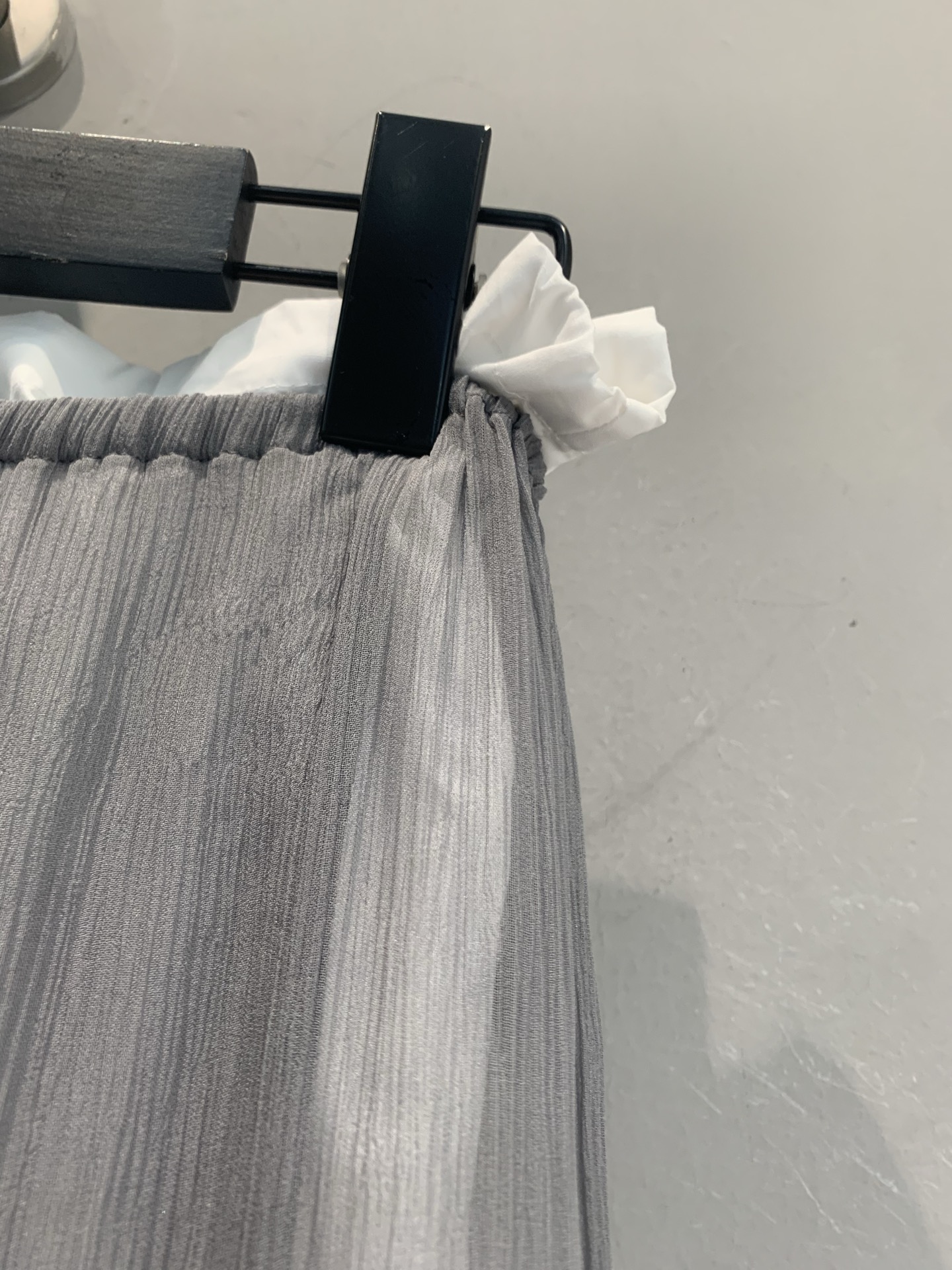 新款 原版开发 Prad*春夏系列重工刺绣半身裙，轻薄纱质面料，柔软垂坠，春夏穿超舒服！深色花卉刺绣点缀