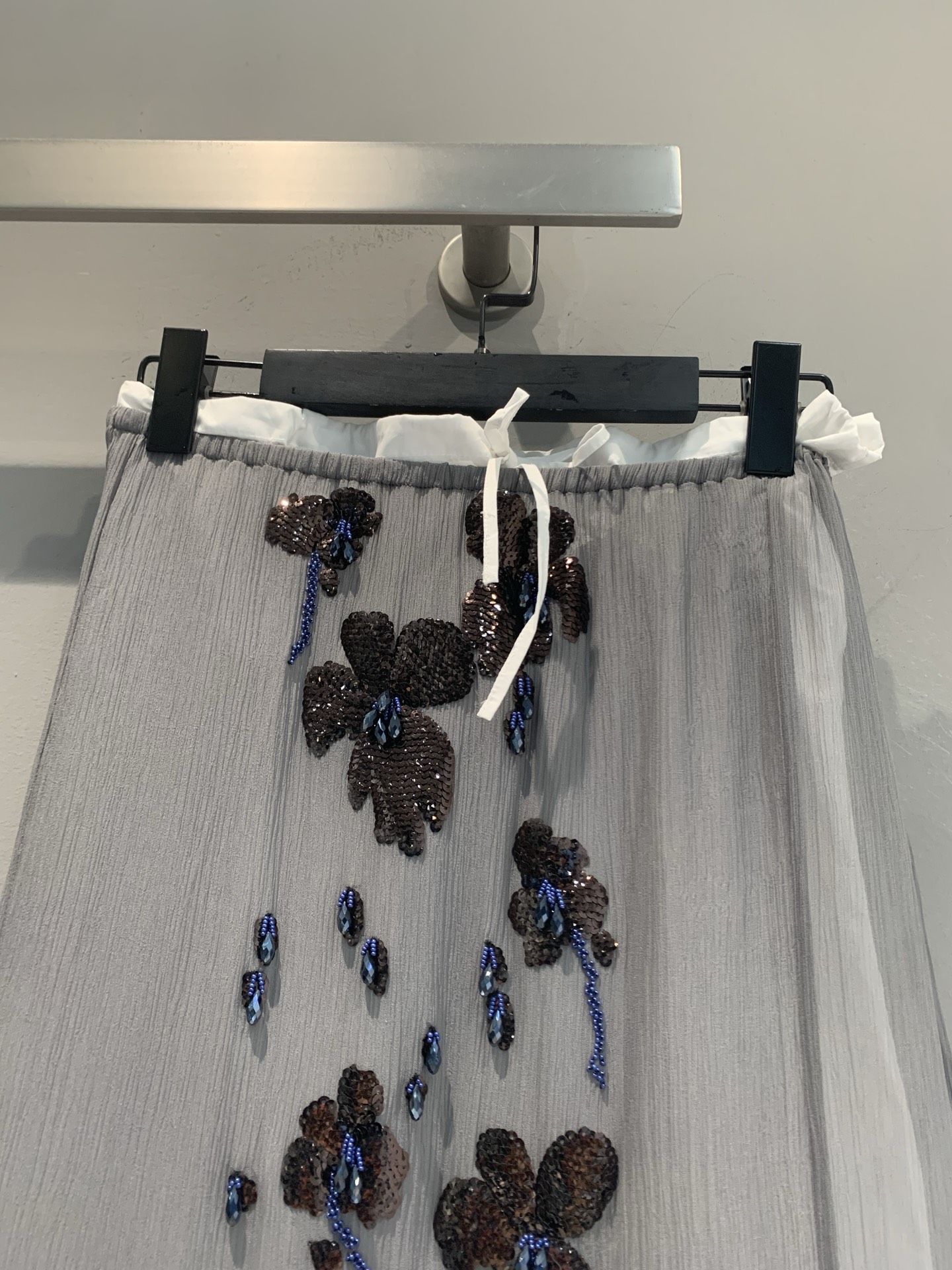 新款 原版开发 Prad*春夏系列重工刺绣半身裙，轻薄纱质面料，柔软垂坠，春夏穿超舒服！深色花卉刺绣点缀