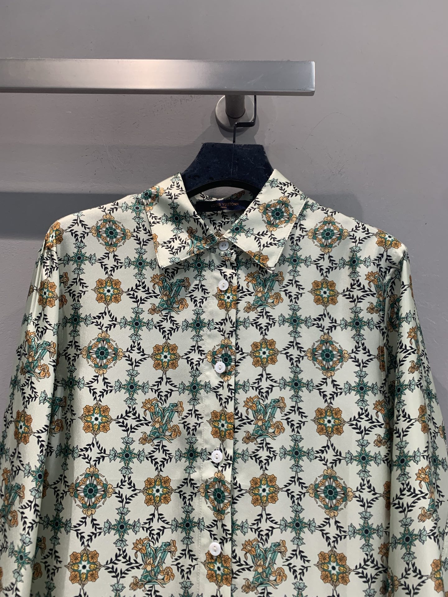 新款 原版开发 L家春夏系列经典Monogram老花衬衫，米白底色+白色花纹，品牌辨识度超高✨。高品质棉
