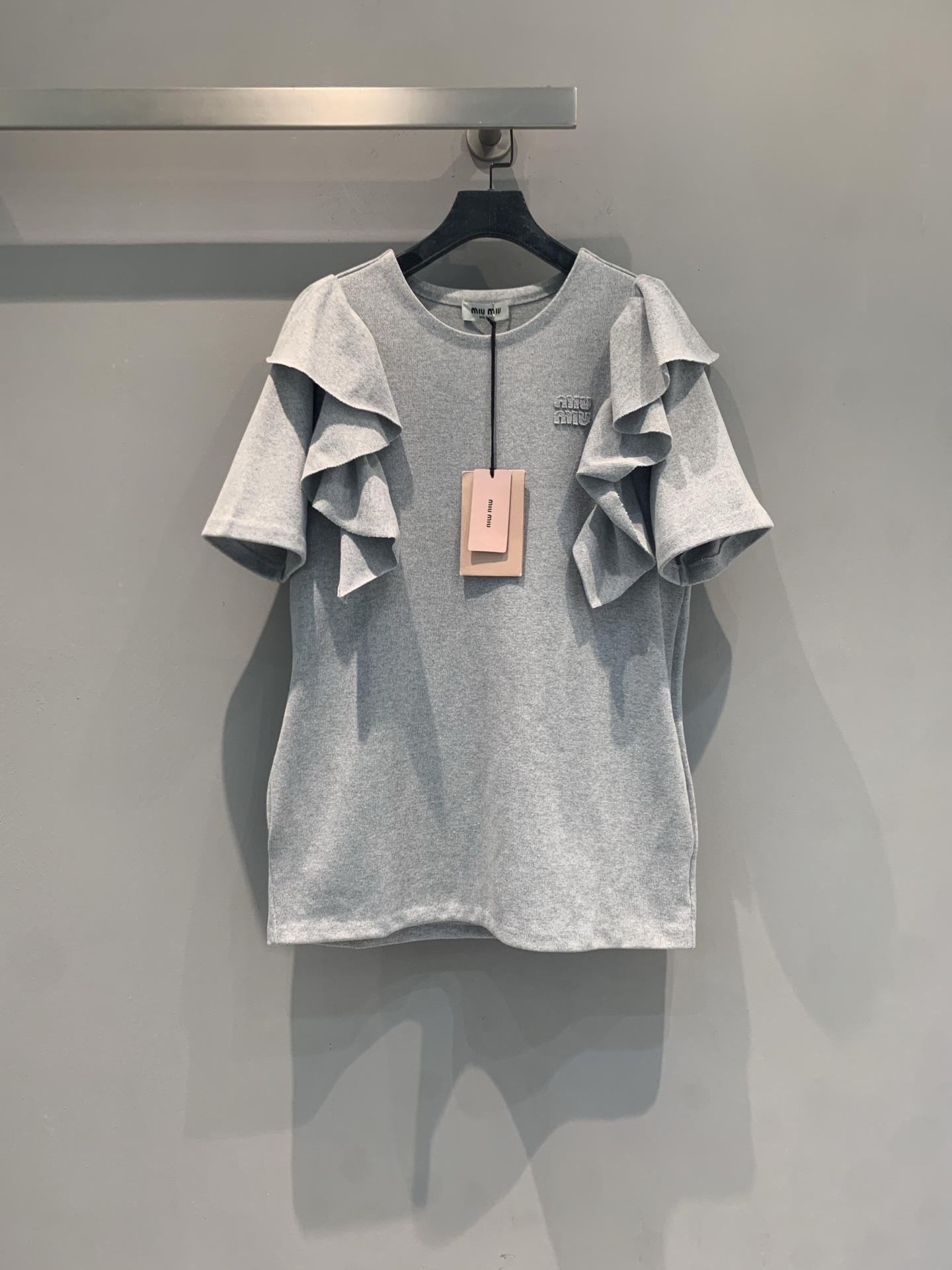 NO:805652,The new model is on the way. M original development Miumi* spring and summer series ruffled gray knitted T-shirt, soft knitted fabric, super comfortable to wear!  The ruffle design on the shoulders is full of layers, elegant and playful. The brand embroidery on the chest has exquisite details and is highly recognizable. The loose version is highly tolerant and looks great when worn alone or paired with a vest or jacket. It can be easily switched between multiple styles ~ it can be easily used for daily commuting and leisure occasions, practical and fashionable!  Size SML,,miumiu,jackets & coats,tees,t-shirt,19860909新款出货啦M原版开发 Miumi*春夏系列荷叶边灰色针织T恤,柔软针织面料,穿着超舒适！肩部荷叶边设计,层次感满满,优雅又俏皮.胸前品牌刺绣,细节精致,辨识度高.宽松版型,包容性强,单穿或搭配马甲、外套都很出彩,轻松切换多种风格～日常通勤、休闲场合都能轻松驾驭,实用又时髦！码数SML,,miumiu,jackets & coats,tees，t-shirt,,Women's clothing