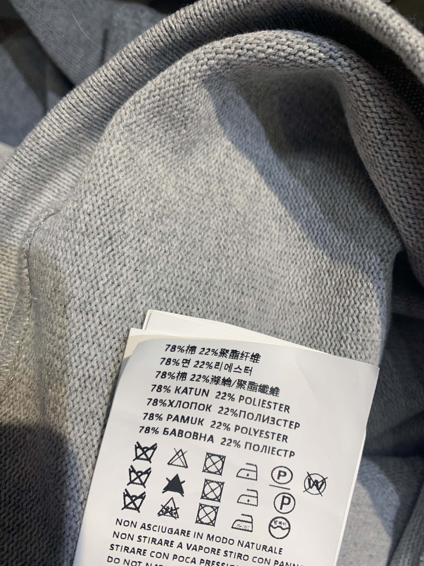 新款🆕 原版开发 Miumi*春夏系列荷叶边灰色针织T恤,柔软针织面料,穿着超舒适!肩部荷叶边设计,层次 新款🆕 原版开发 Miumi*春夏系列荷叶边灰色针织T恤,柔软针织面料,穿着超舒适!肩部荷叶边设计,层次