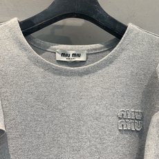 新款🆕 原版开发 Miumi*春夏系列荷叶边灰色针织T恤,柔软针织面料,穿着超舒适!肩部荷叶边设计,层次 新款🆕 原版开发 Miumi*春夏系列荷叶边灰色针织T恤,柔软针织面料,穿着超舒适!肩部荷叶边设计,层次