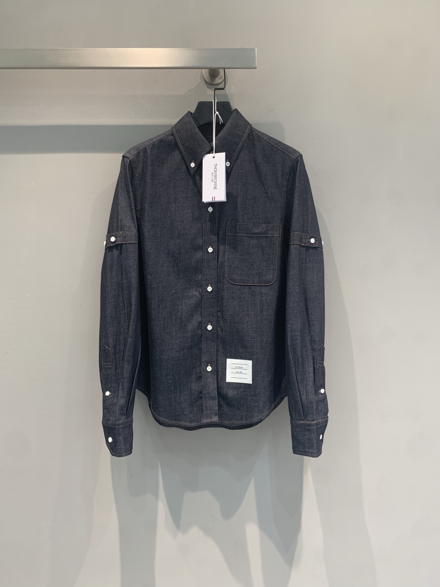 NO:805629,The new model is shipped. M original development TB spring and summer new webbing lapel denim shirt. It is made of Japanese selvedge denim, which is soft and comfortable to the touch and is friendly to wear next to the body. Dark denim color + iconic white label, red, white and blue webbing on the cuffs are very recognizable. Waist cut, the women's model shows the waist-to-hip ratio more easily, and can easily create an hourglass figure. It is OK to wear alone in spring and autumn, sun protection in summer, and layered in winter. It can be easily used for commuting, dating, and going out. It is a must-have and versatile item in the wardrobe!  Code number SML,,shirts,19860909新款出货啦M原版开发 TB春夏新款织带翻领牛仔衬衫.选用日本赤耳单宁,手感柔软舒适,贴身穿也很友好.深牛仔色+标志性白标,袖口红白蓝织带超有辨识度.收腰剪裁,女款更显腰臀比例,轻松打造沙漏身材.春秋单穿,夏天防晒,冬天叠穿都很OK,通勤、约会、出街都能轻松驾驭,是衣橱必备百搭单品！码数SML,,shirts,,Women's clothing