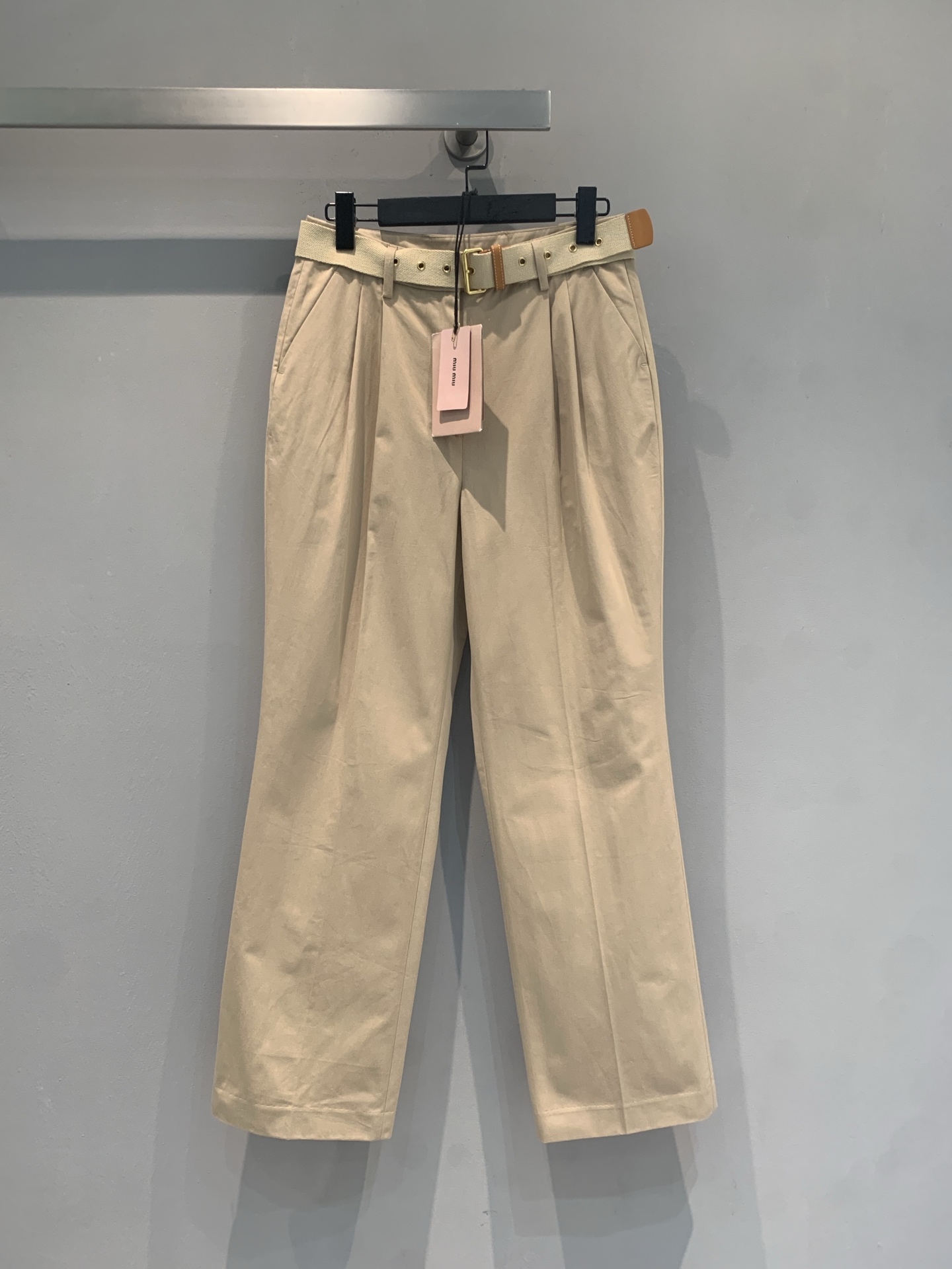 NO:805632,The new model is shipped. M original development Miumi* spring and summer new belted khaki high-waisted straight pants, classic khaki tone, comfortable drape, loose straight cut + high-waist design, modify the shape of the legs and make the legs longer!  The metal buckle belt on the waistband is full of details. Pair it with a suede vest or a white T, and you can easily get a retro casual style. The khaki color is super versatile and can be easily used for commuting, daily life, and outdoor use. It is a must-have and practical item in the wardrobe!  Size SML,,miumiu,chamois leather,19860909新款出货啦M原版开发 Miumi*春夏新款腰带卡其色高腰直筒裤,经典卡其色调,面料垂坠舒适,宽松直筒剪裁+高腰设计,修饰腿型又显腿长！裤腰金属扣皮带,细节感满满,搭配麂皮马甲或白T,轻松get复古休闲风.卡其色超百搭,通勤、日常、户外都能轻松驾驭,是衣橱必备实用单品！码数SML,,miumiu,chamois leather,,Women's clothing