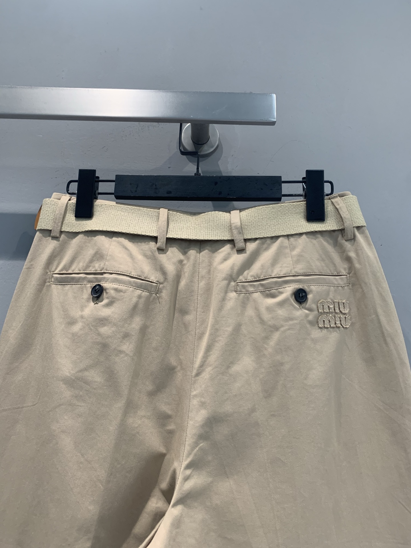 新款🆕 原版开发 Miumi*春夏新款腰带卡其色高腰直筒裤，经典卡其色调，面料垂坠舒适，宽松直筒剪裁+高