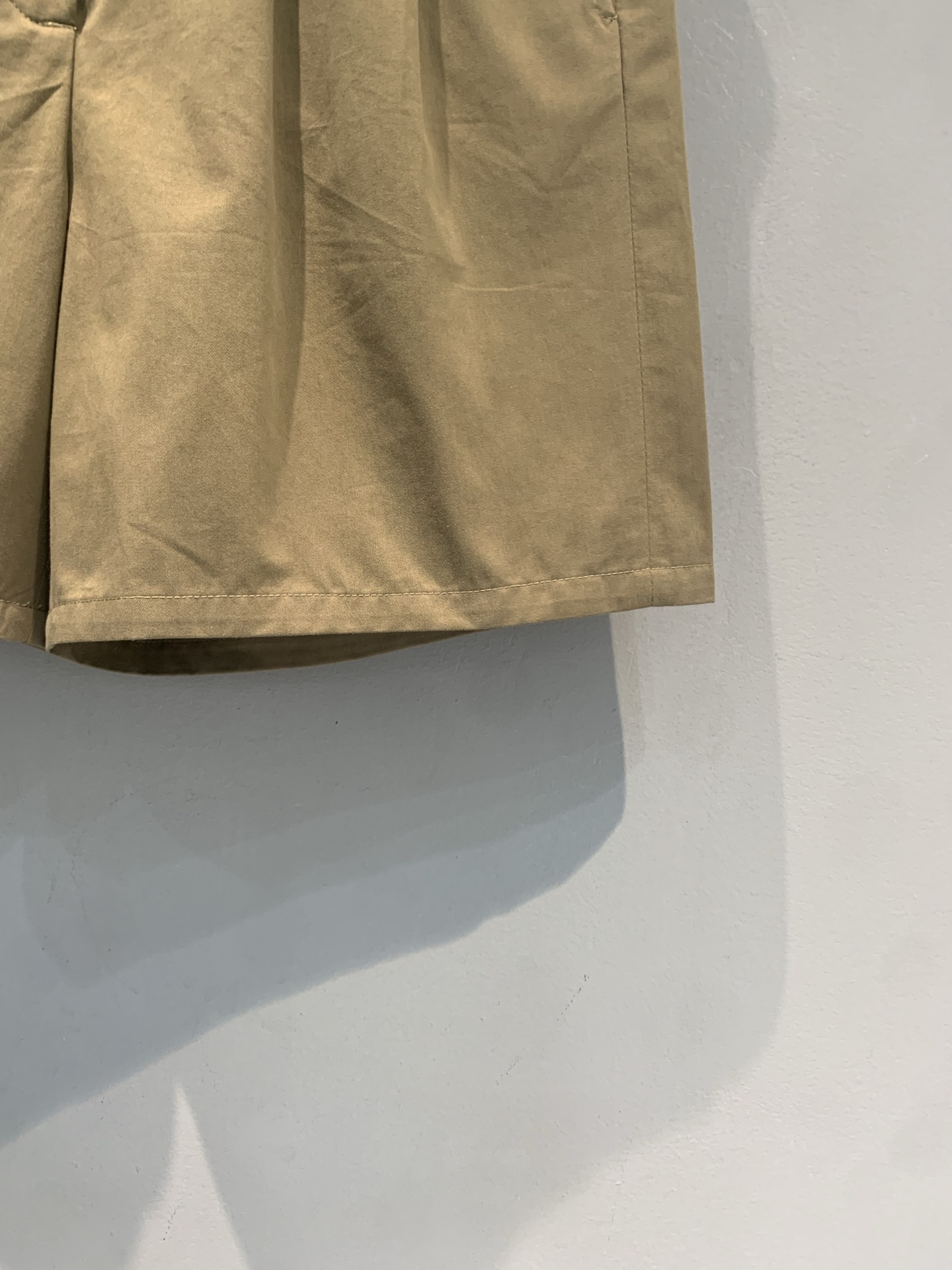 新款🆕 Miumi*春夏系列卡其色腰带短裤，高腰设计+棉质面料，舒适透气，春夏穿超合适！宽松版型+腰带，