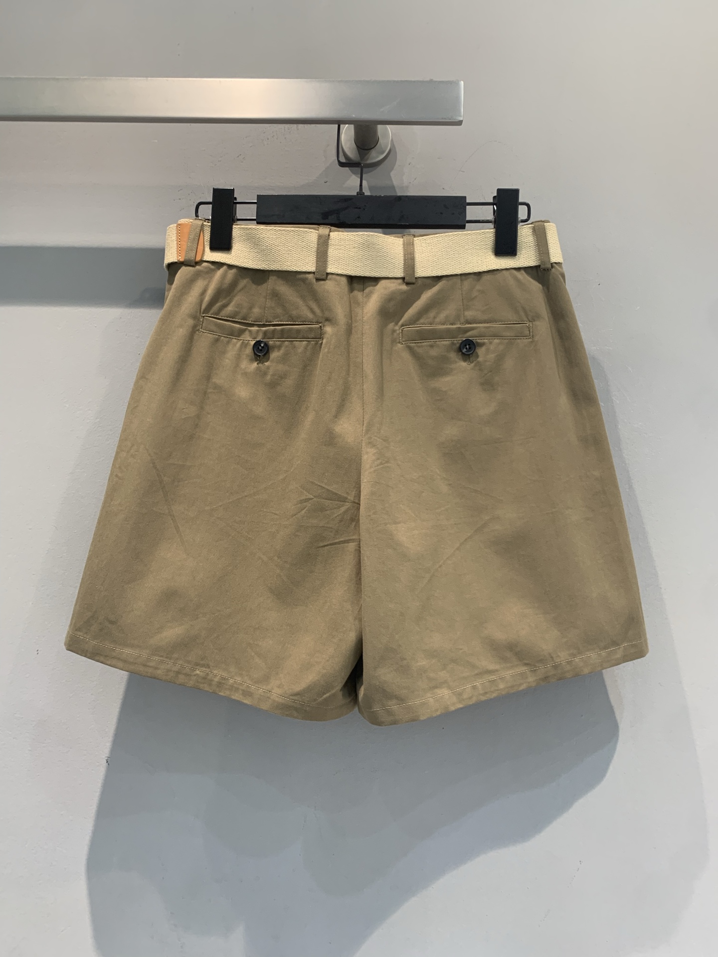 新款🆕 Miumi*春夏系列卡其色腰带短裤，高腰设计+棉质面料，舒适透气，春夏穿超合适！宽松版型+腰带，