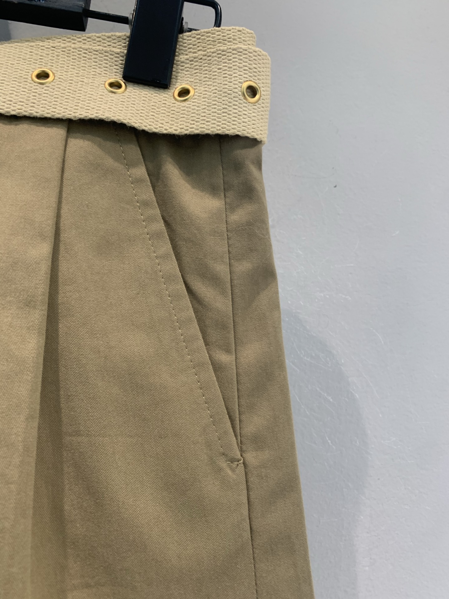 新款🆕 Miumi*春夏系列卡其色腰带短裤，高腰设计+棉质面料，舒适透气，春夏穿超合适！宽松版型+腰带，