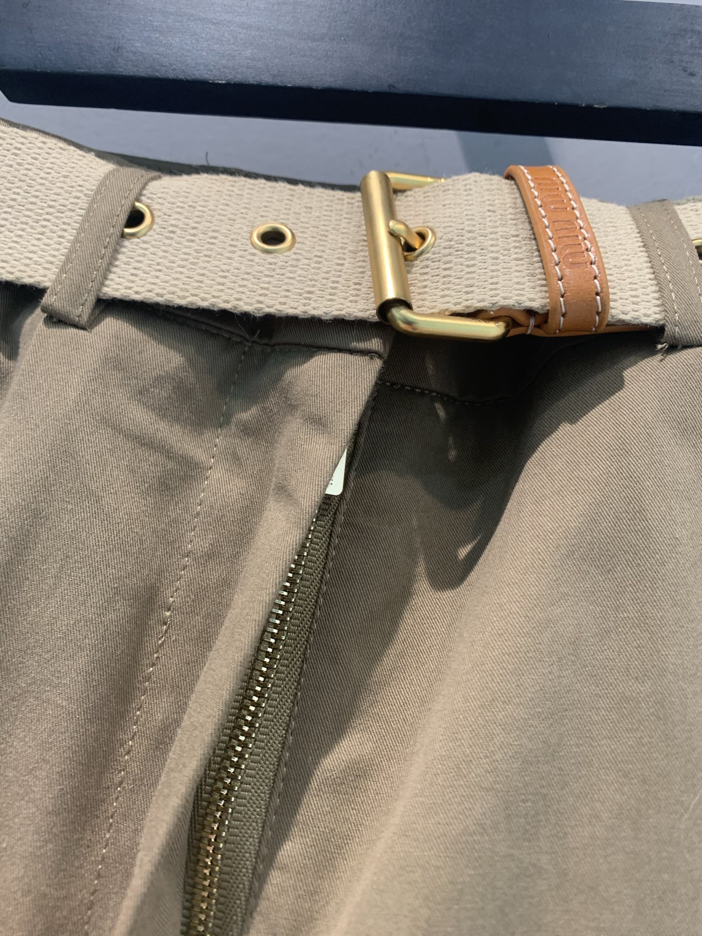 新款🆕 Miumi*春夏系列卡其色腰带短裤，高腰设计+棉质面料，舒适透气，春夏穿超合适！宽松版型+腰带，