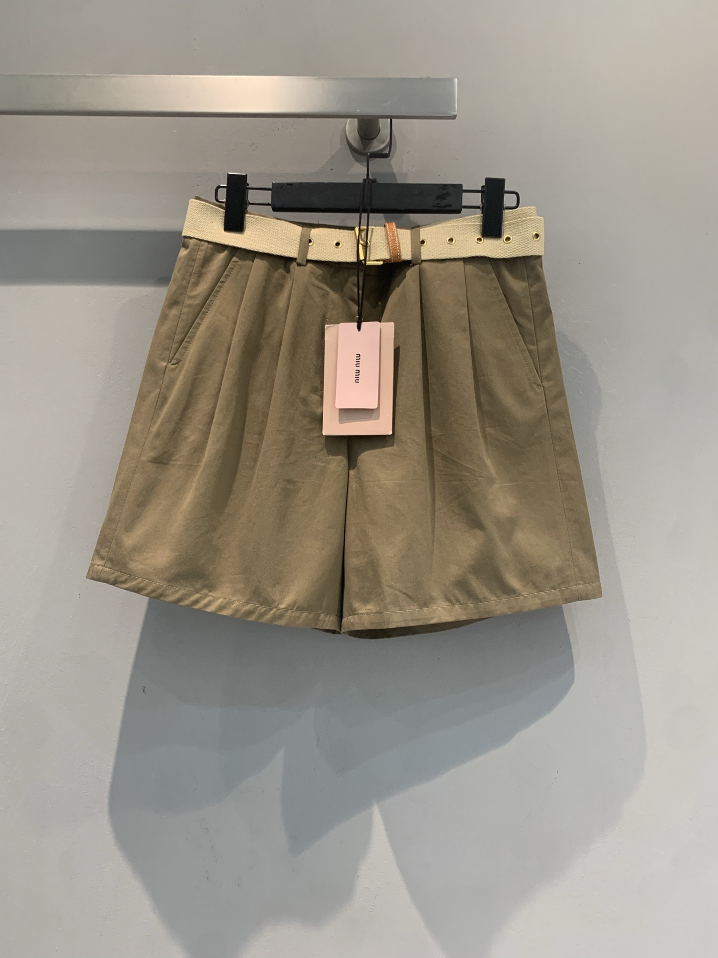 新款🆕 Miumi*春夏系列卡其色腰带短裤，高腰设计+棉质面料，舒适透气，春夏穿超合适！宽松版型+腰带，