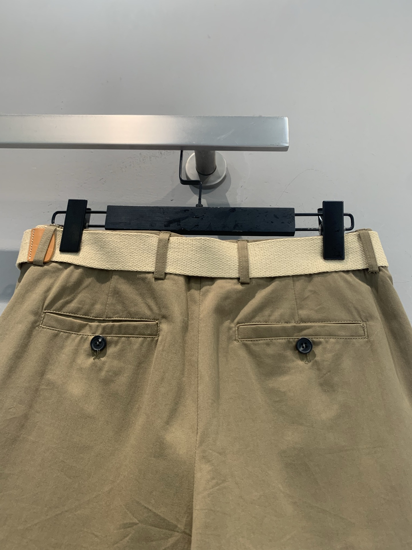 新款🆕 Miumi*春夏系列卡其色腰带短裤，高腰设计+棉质面料，舒适透气，春夏穿超合适！宽松版型+腰带，