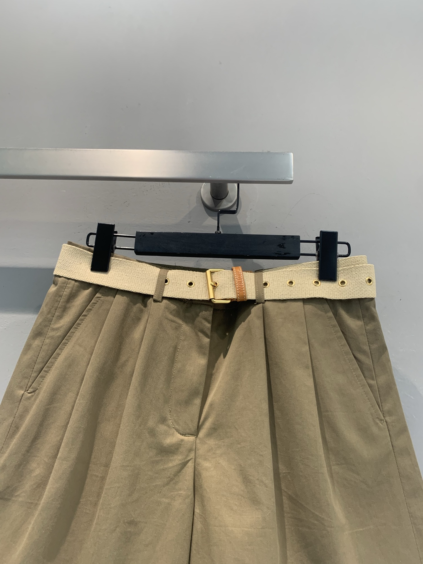 新款🆕 Miumi*春夏系列卡其色腰带短裤，高腰设计+棉质面料，舒适透气，春夏穿超合适！宽松版型+腰带，