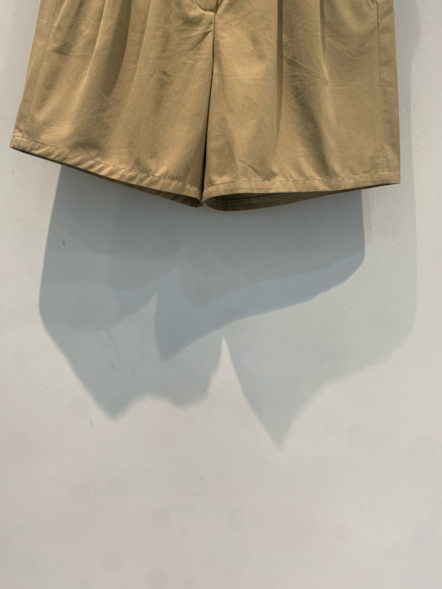 新款🆕 Miumi*春夏系列卡其色腰带短裤，高腰设计+棉质面料，舒适透气，春夏穿超合适！宽松版型+腰带，