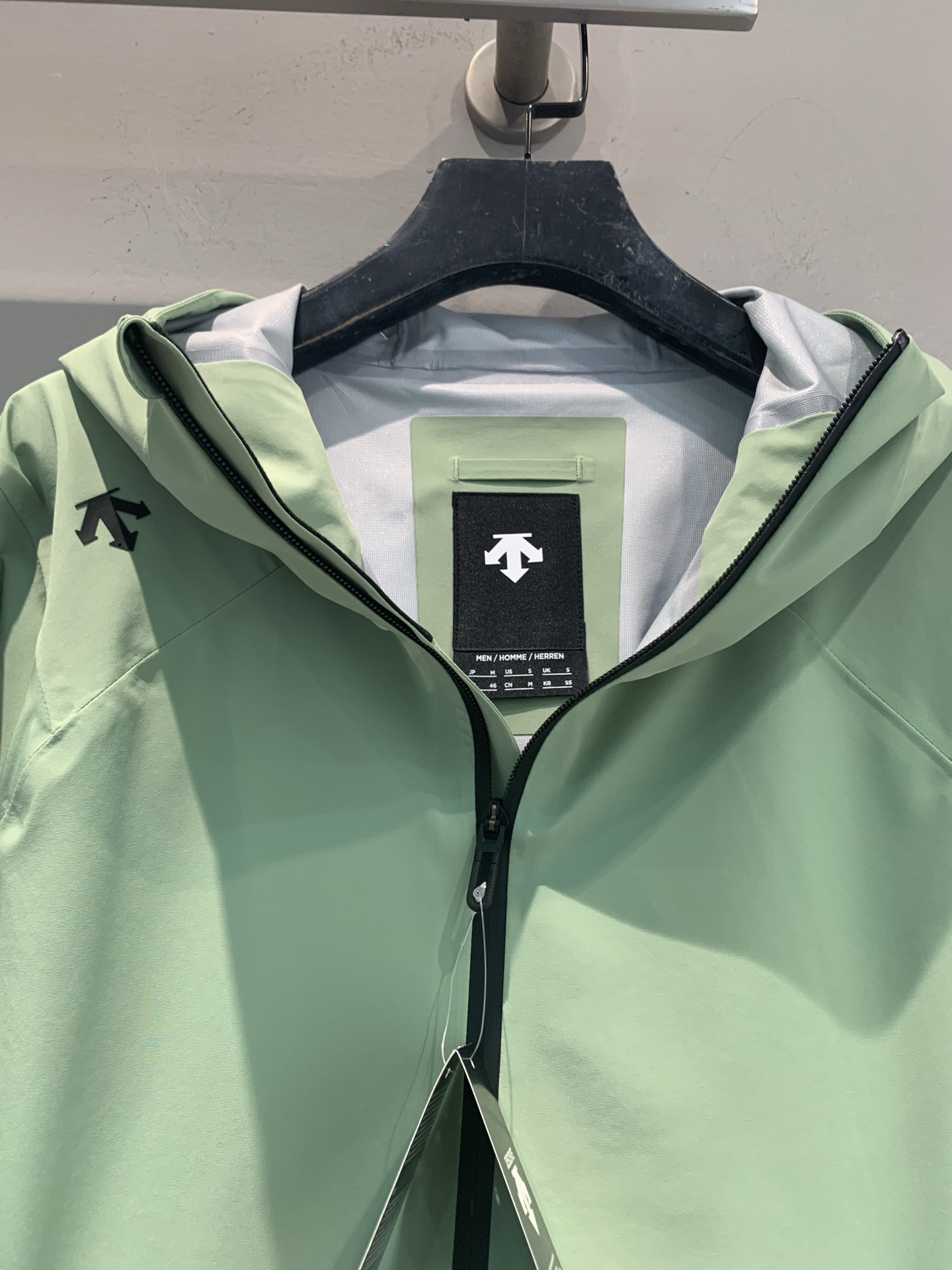 新款🆕 迪桑特TRAINING新款系列冲锋衣，防风防水面料，全接缝压胶工艺，户外通勤都OK！剪裁贴合人体