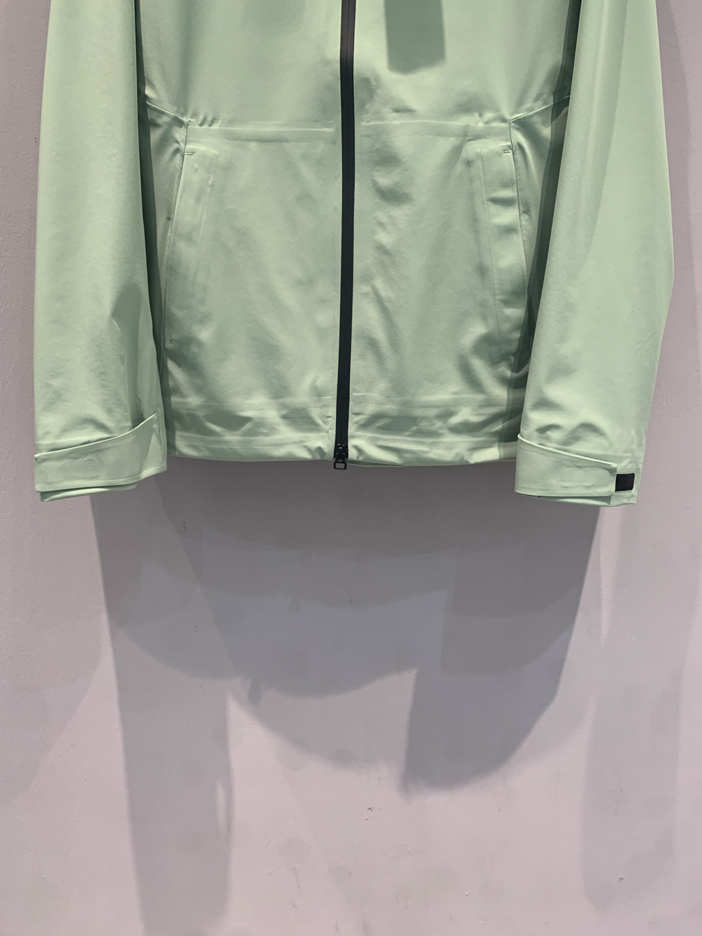 新款🆕 迪桑特TRAINING新款系列冲锋衣，防风防水面料，全接缝压胶工艺，户外通勤都OK！剪裁贴合人体