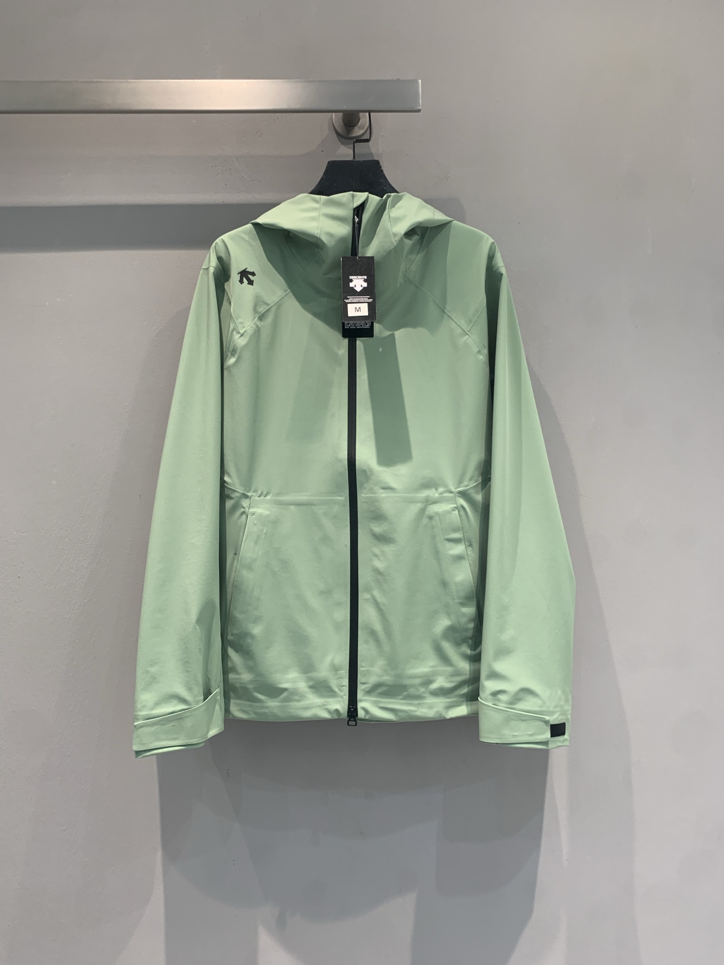 新款🆕 迪桑特TRAINING新款系列冲锋衣，防风防水面料，全接缝压胶工艺，户外通勤都OK！剪裁贴合人体