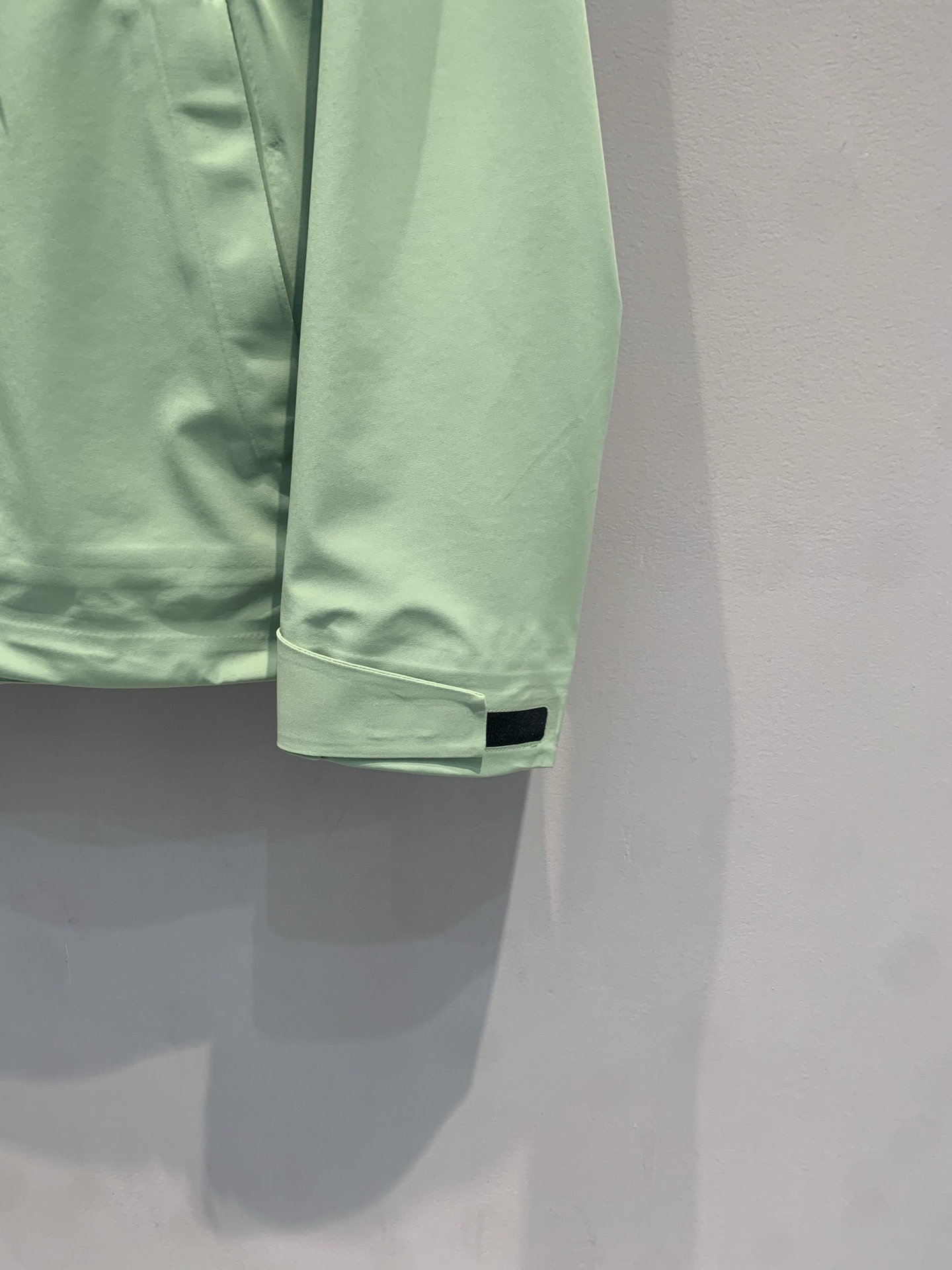 新款🆕 迪桑特TRAINING新款系列冲锋衣，防风防水面料，全接缝压胶工艺，户外通勤都OK！剪裁贴合人体