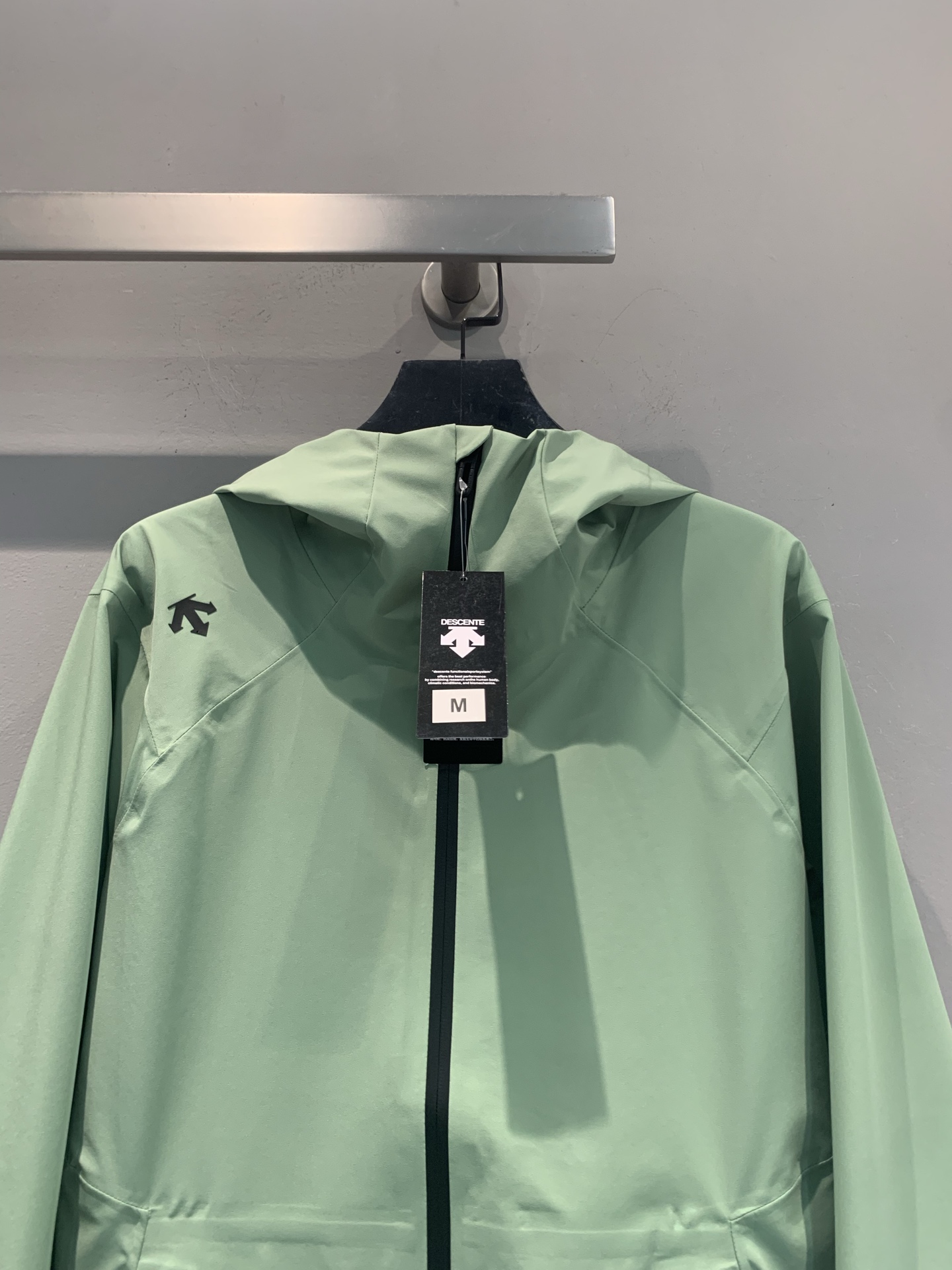 新款🆕 迪桑特TRAINING新款系列冲锋衣，防风防水面料，全接缝压胶工艺，户外通勤都OK！剪裁贴合人体