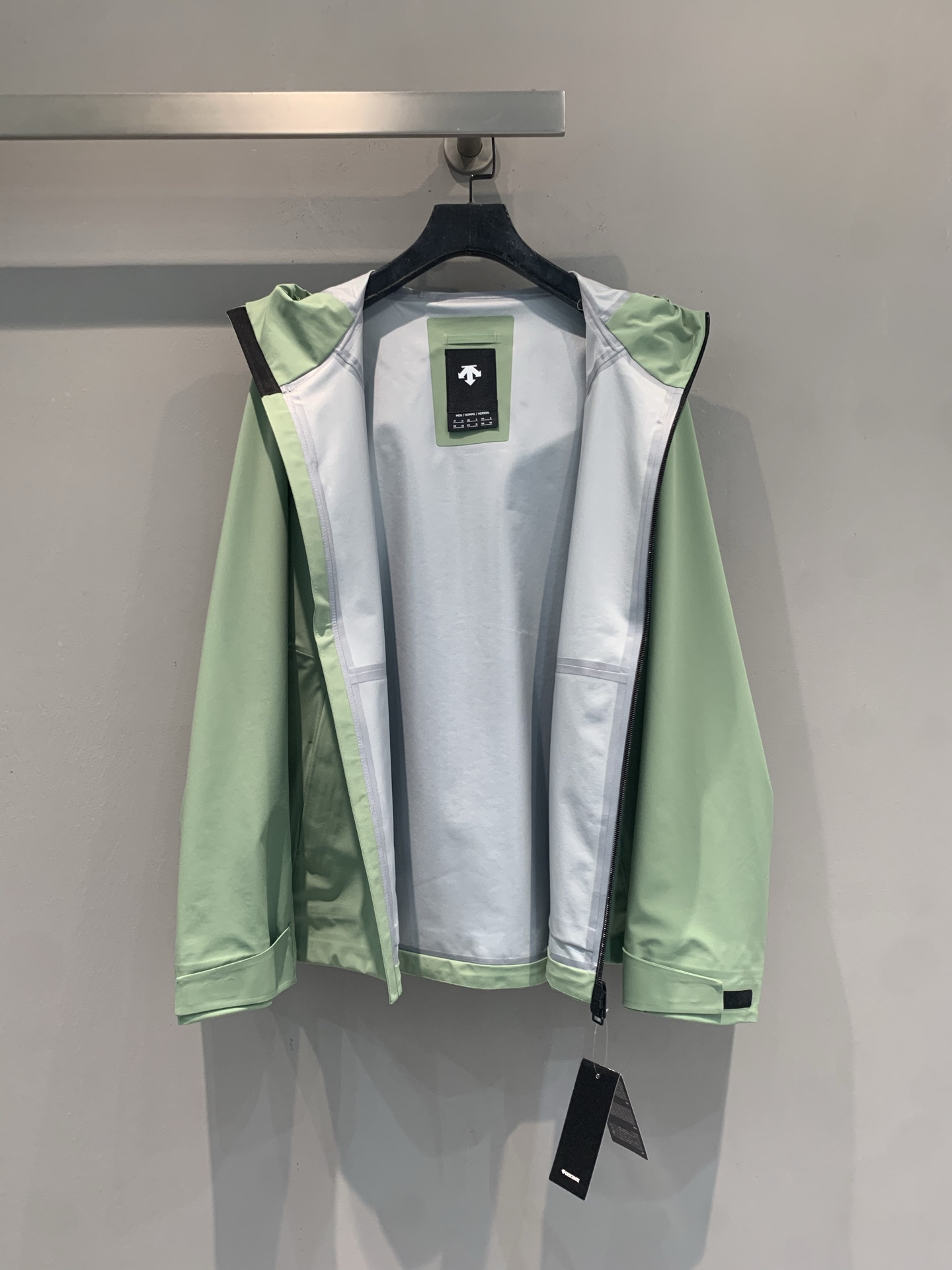 新款🆕 迪桑特TRAINING新款系列冲锋衣，防风防水面料，全接缝压胶工艺，户外通勤都OK！剪裁贴合人体