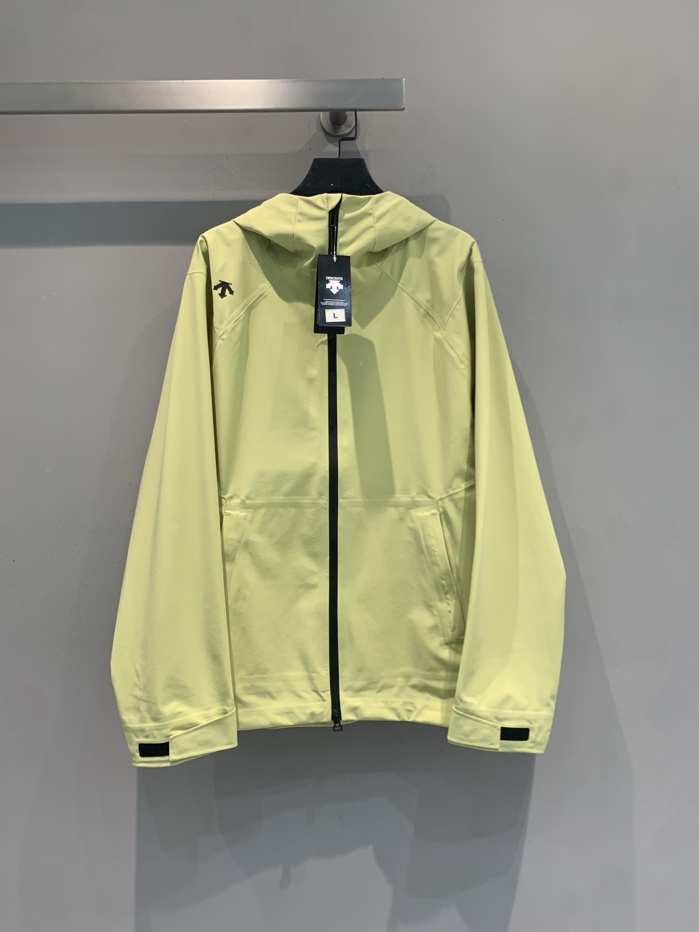 NO:803116,The new model has been shipped. M Desante TRAINING new series of jackets, windproof and waterproof fabrics, full seam taping technology, OK for outdoor commuting!  The cut fits the human body and allows for freedom of movement. The zipper + multiple pockets are super practical and convenient for storing small items. It has both a sense of technology and fashion. Wear it in early autumn or in changeable weather. It is comfortable and fashionable, and can easily cope with various occasions!  Same style for men and women, sizes S-XXL,,19860909新款出货啦M 迪桑特TRAINING新款系列冲锋衣,防风防水面料,全接缝压胶工艺,户外通勤都OK！剪裁贴合人体,活动自如,拉链+多口袋超实用,收纳小物超方便.科技感与时尚兼具,初秋或多变天气穿它,舒适又时髦,轻松应对各种场合！男女同款 码数S-XXL,,,Women's clothing