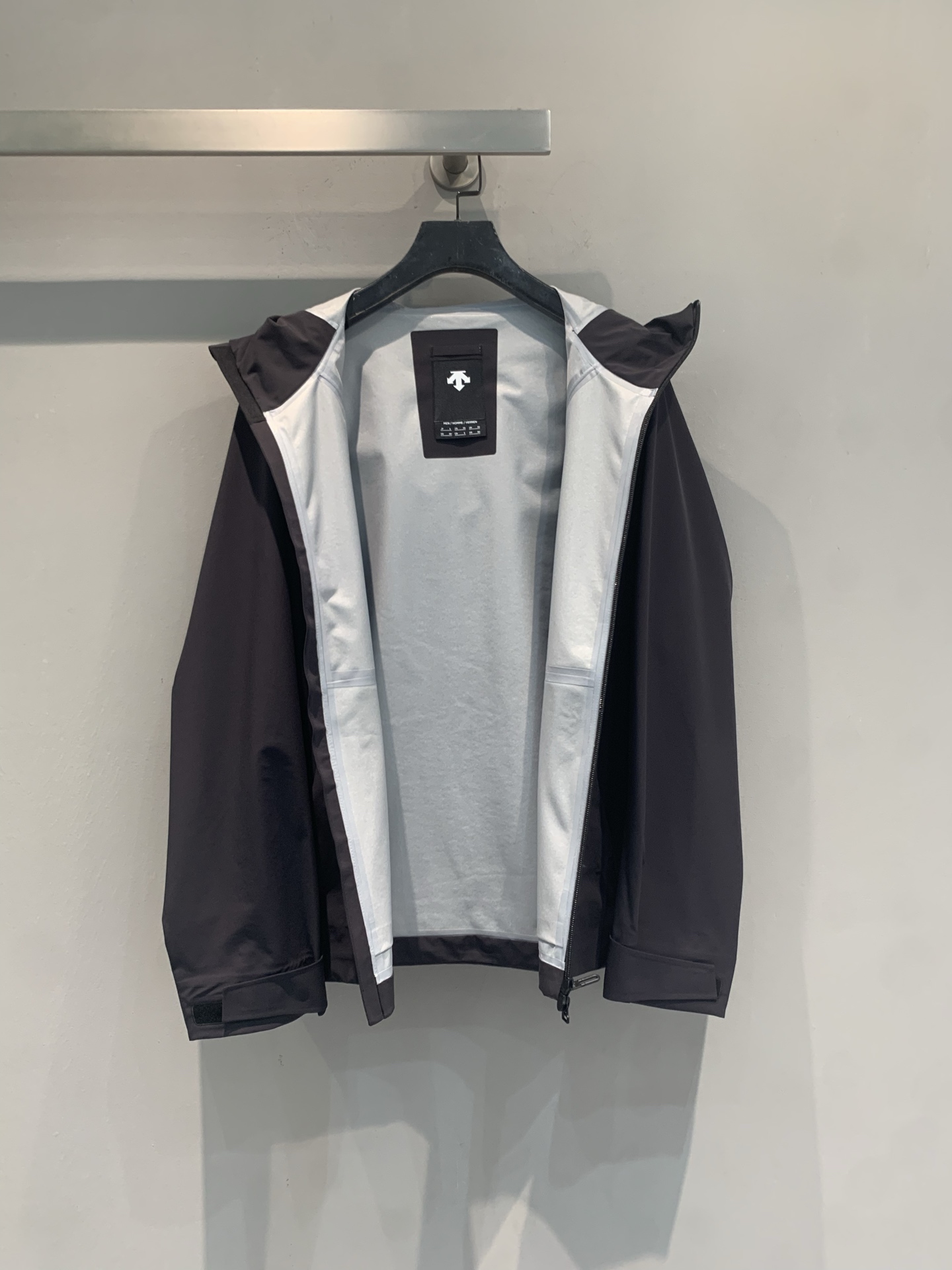 新款🆕 迪桑特TRAINING新款系列冲锋衣，防风防水面料，全接缝压胶工艺，户外通勤都OK！剪裁贴合人体