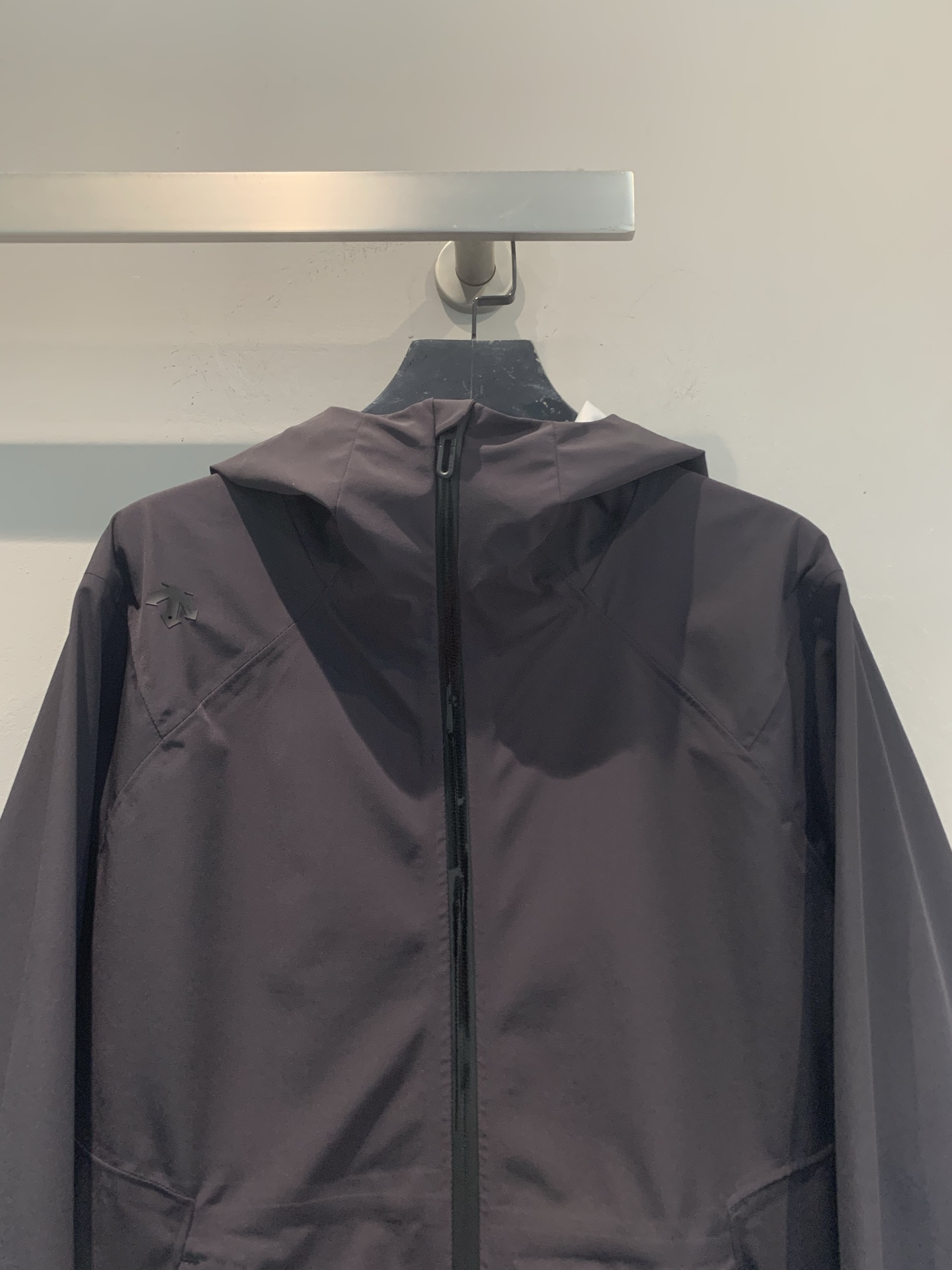 新款🆕 迪桑特TRAINING新款系列冲锋衣，防风防水面料，全接缝压胶工艺，户外通勤都OK！剪裁贴合人体