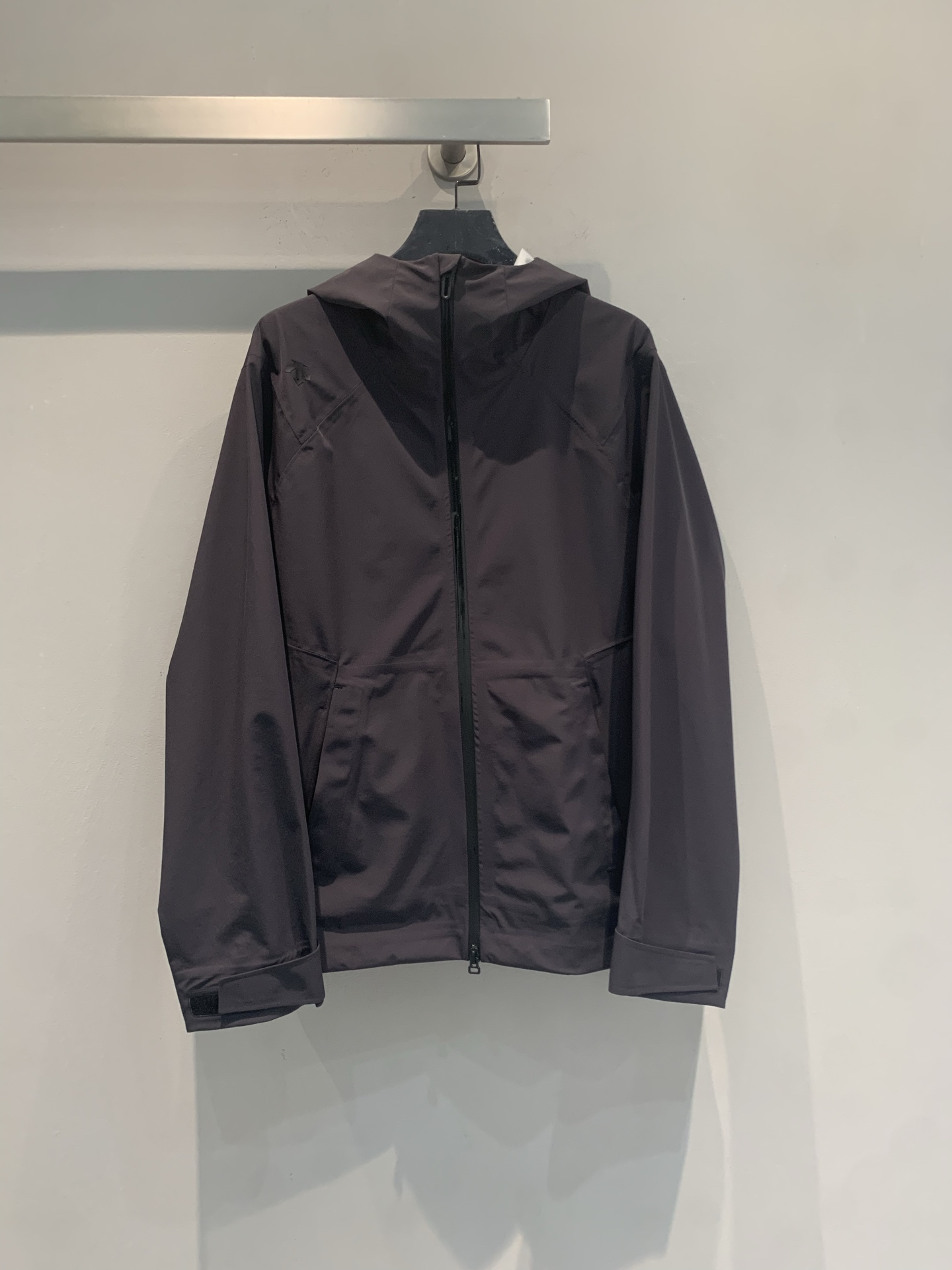 新款🆕 迪桑特TRAINING新款系列冲锋衣，防风防水面料，全接缝压胶工艺，户外通勤都OK！剪裁贴合人体