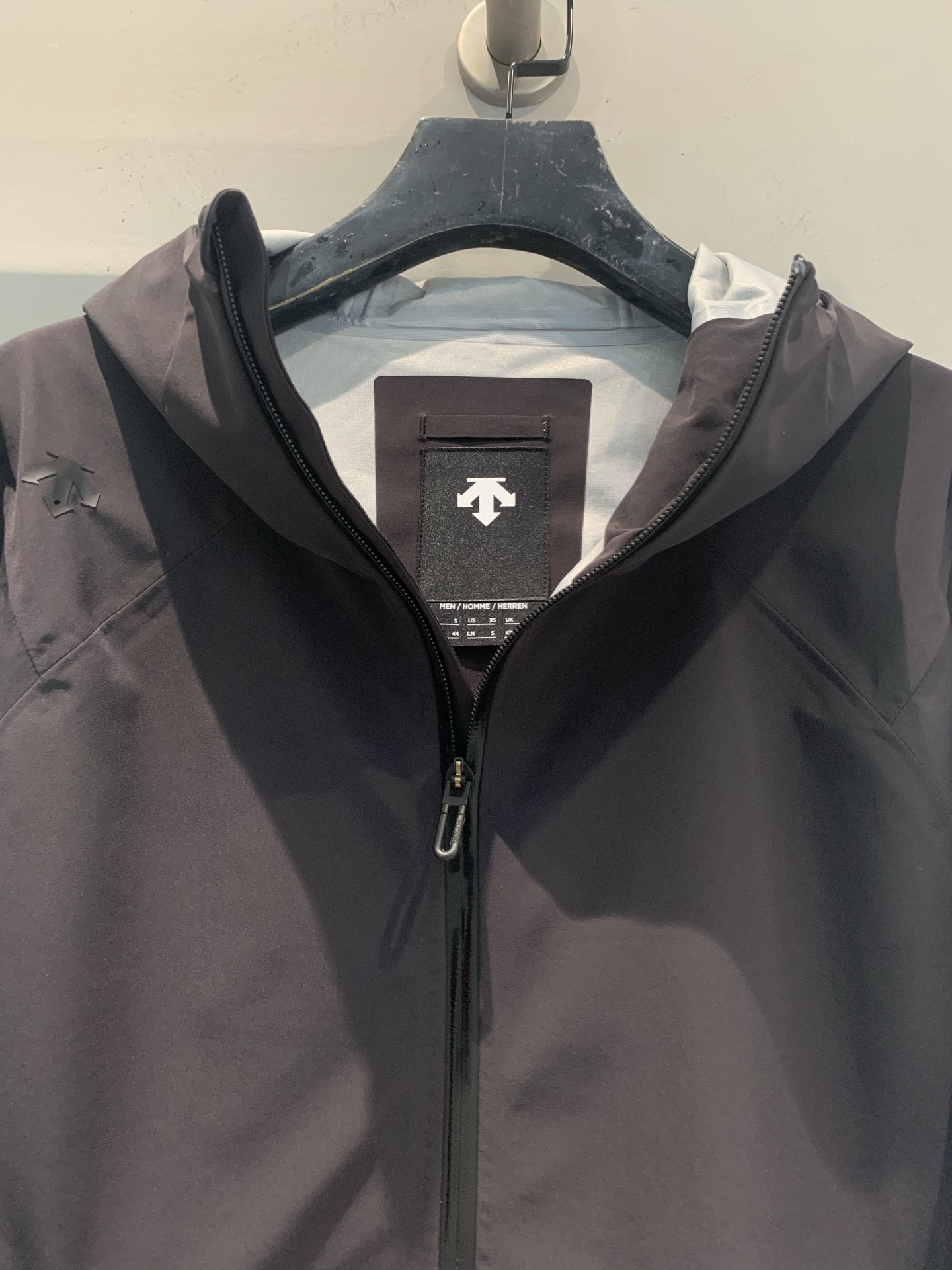 新款🆕 迪桑特TRAINING新款系列冲锋衣，防风防水面料，全接缝压胶工艺，户外通勤都OK！剪裁贴合人体