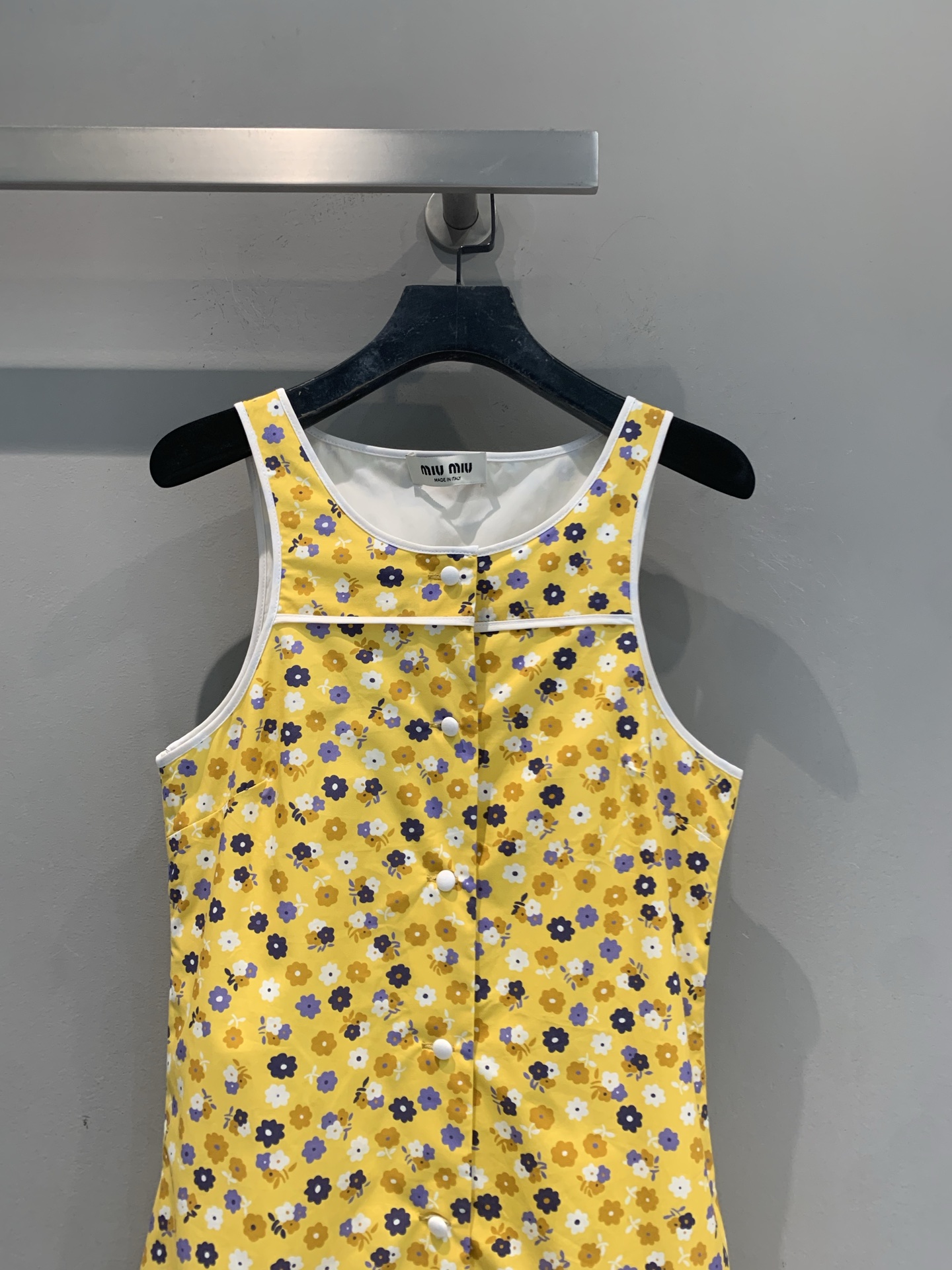 新款🆕 原版开发 Miumi*春夏系列黄色小碎花连衣裙，背心式设计+收腰剪裁，清新明媚超显气质！聚酯纤维