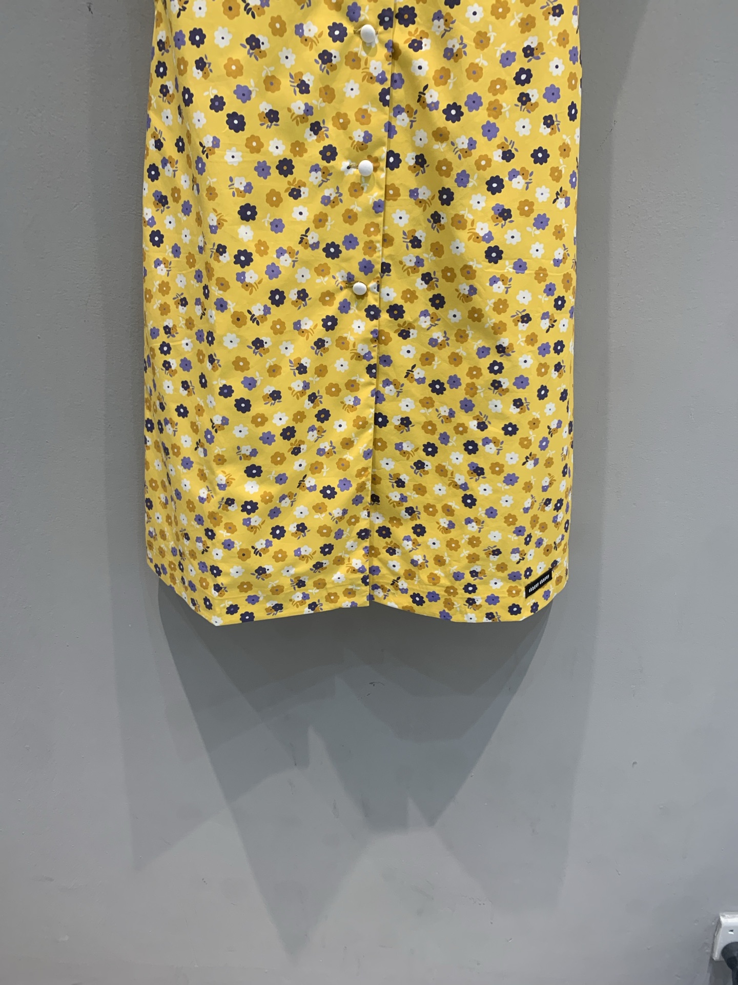 新款🆕 原版开发 Miumi*春夏系列黄色小碎花连衣裙，背心式设计+收腰剪裁，清新明媚超显气质！聚酯纤维