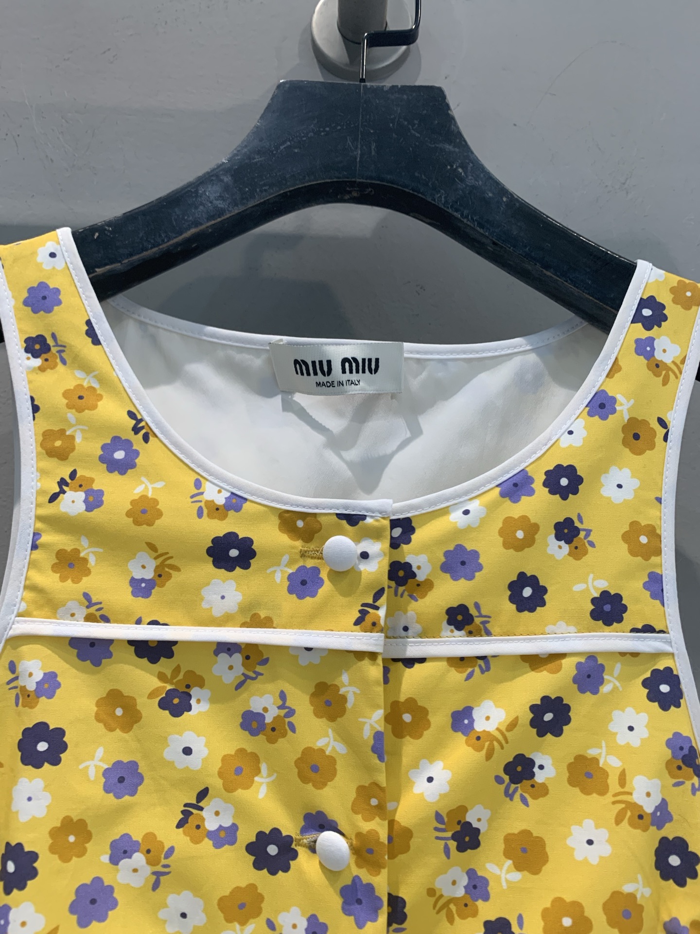 新款🆕 原版开发 Miumi*春夏系列黄色小碎花连衣裙，背心式设计+收腰剪裁，清新明媚超显气质！聚酯纤维