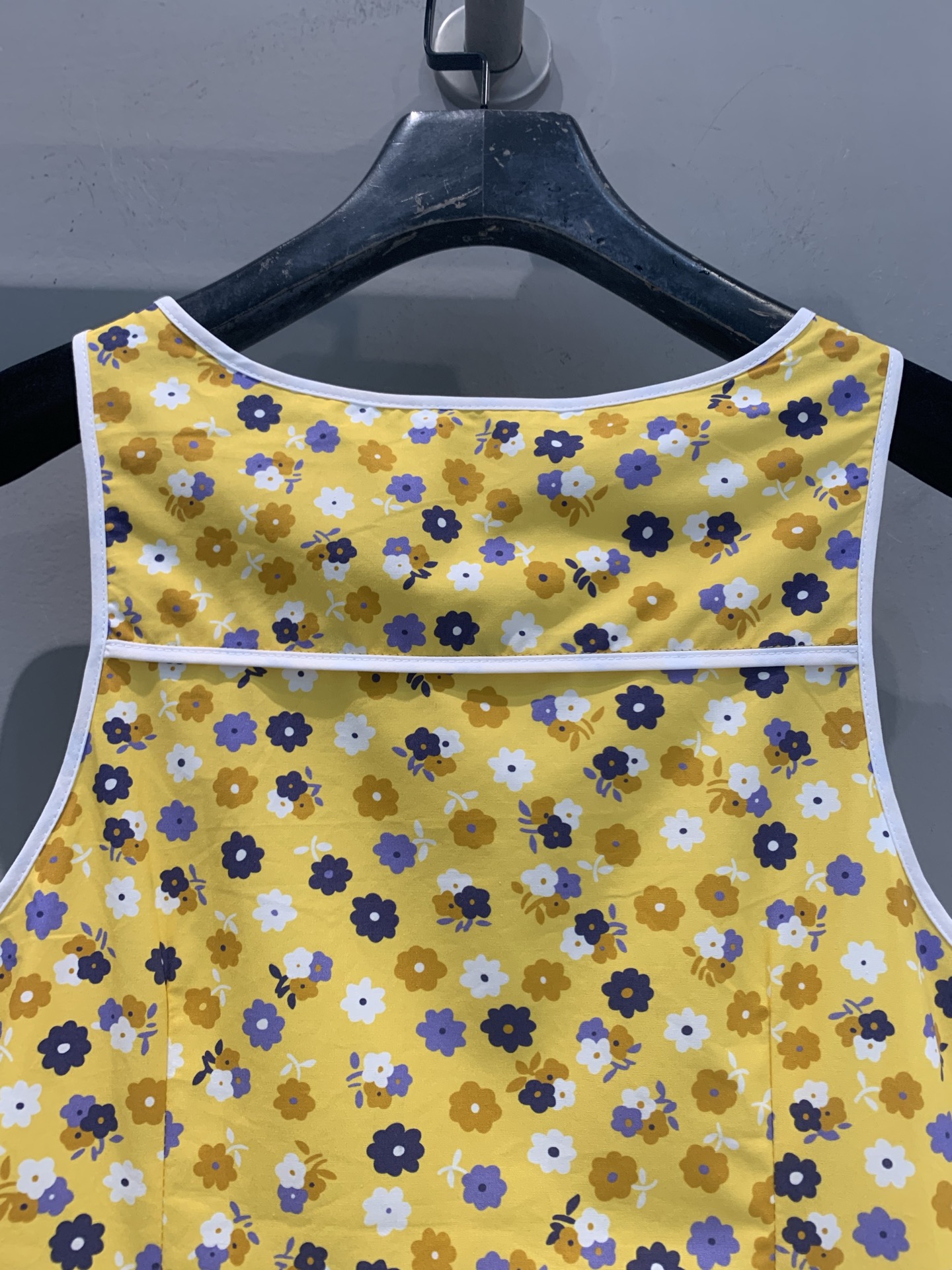 新款🆕 原版开发 Miumi*春夏系列黄色小碎花连衣裙，背心式设计+收腰剪裁，清新明媚超显气质！聚酯纤维